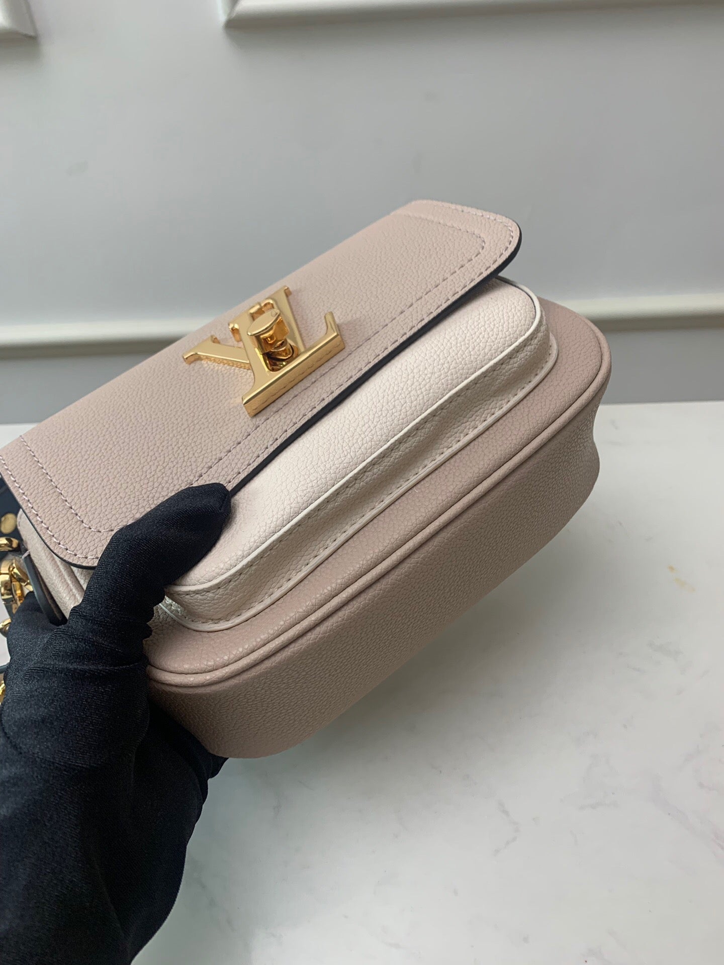 [TOP] Louis Vuitton LV  Lockme Tender Bag 19x13x8CM- Cream