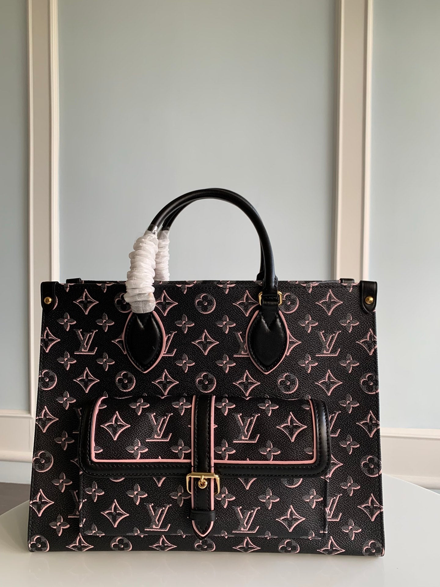 [TOP] Louis Vuitton LV On The Go MM Fall For You Monogram Tote 35x27x14cm - Black