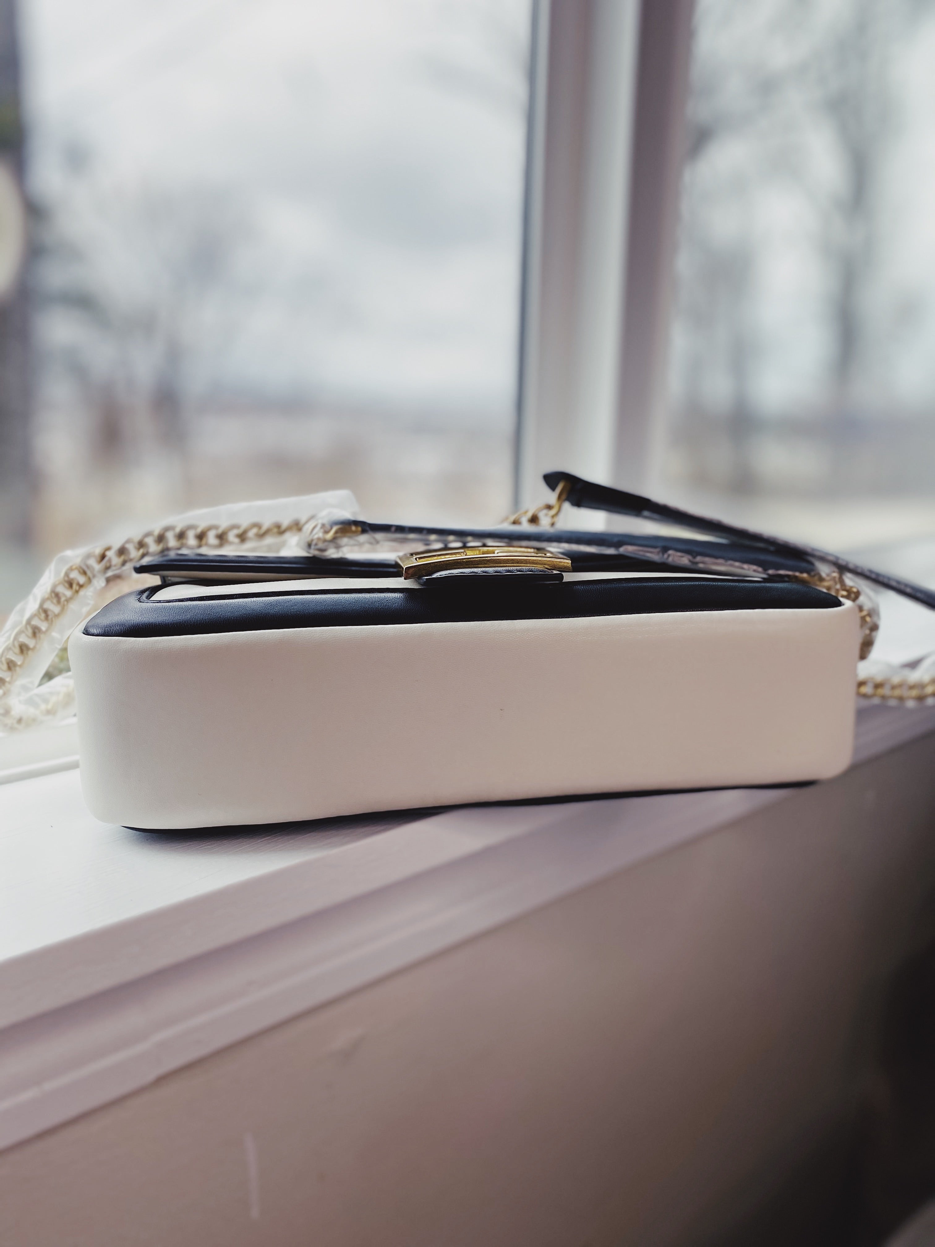 [TOP] FENDI White Baguette Shoulder Bag