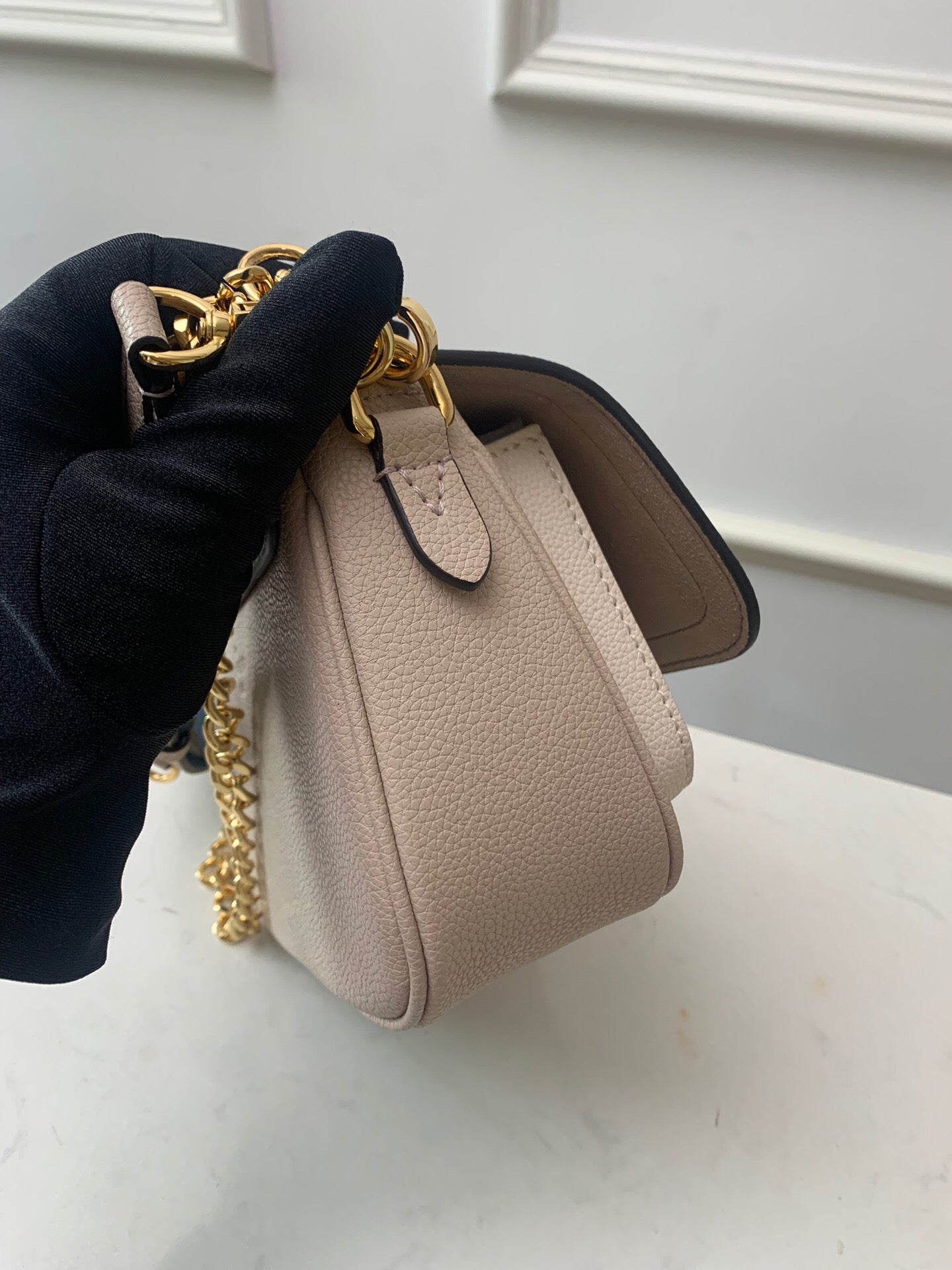 [TOP] Louis Vuitton LV  Lockme Tender Bag 19x13x8CM- Cream