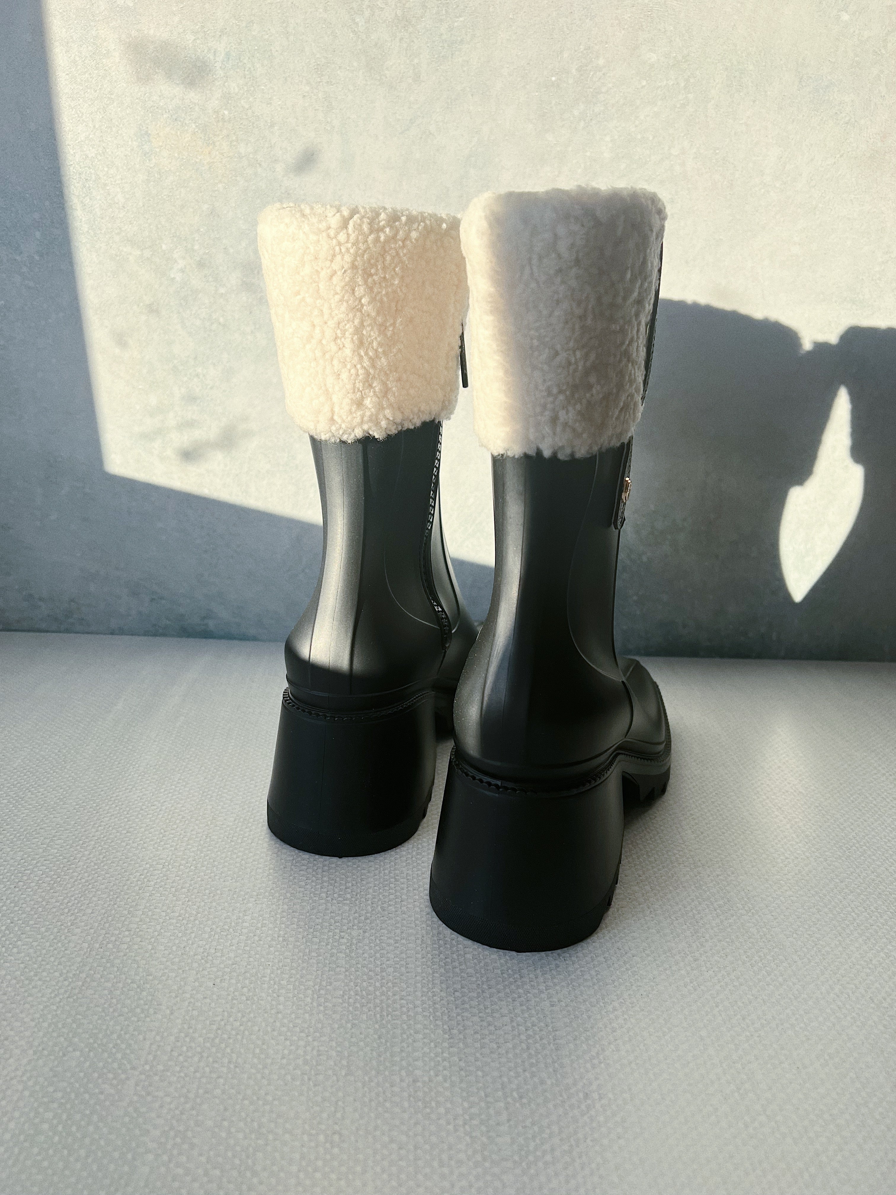 [TOP] Chloe Shearling Cuff Rain Boots - Black