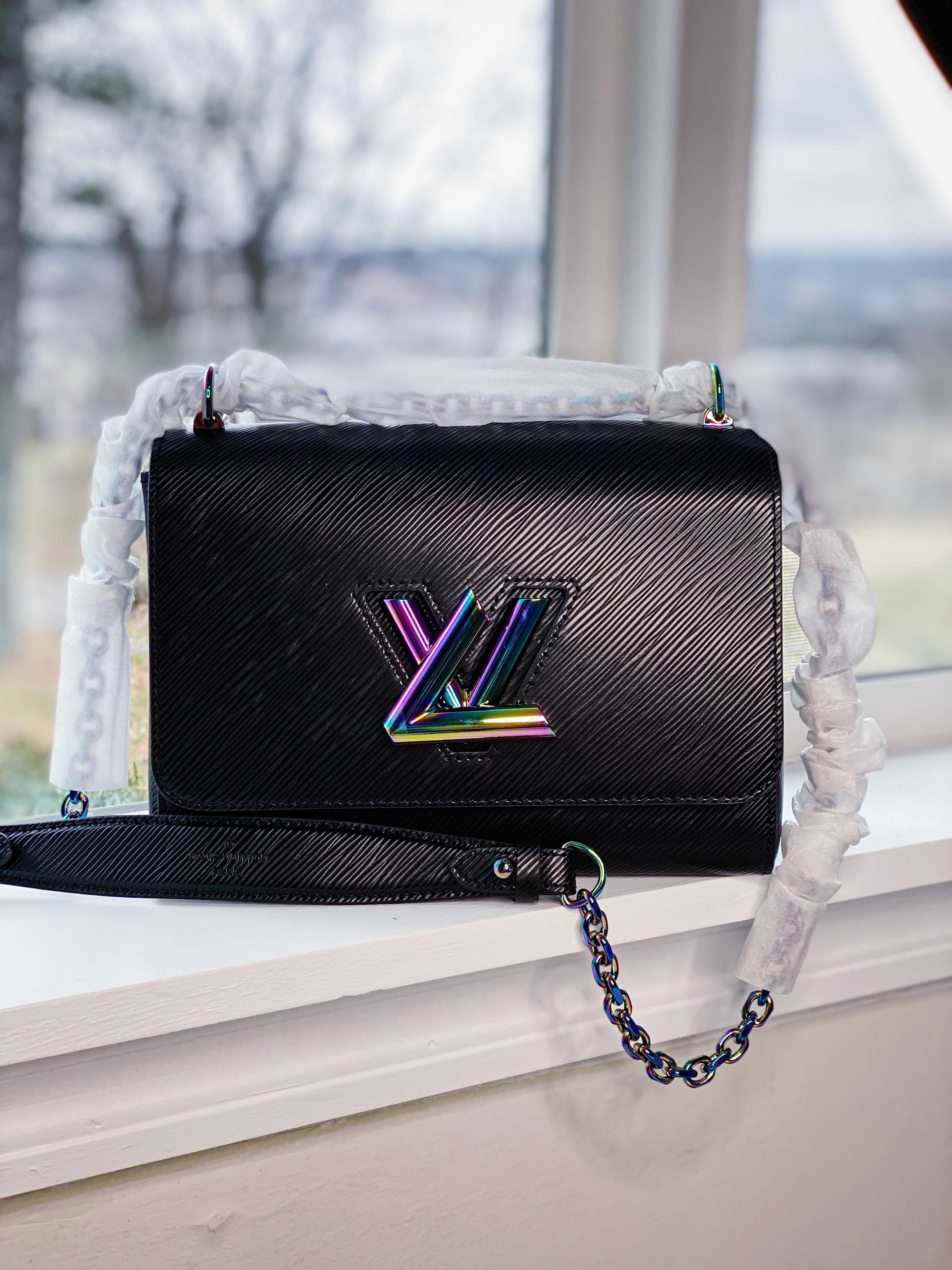[TOP] Louis Vuitton LV £V Epi Twist Chain Bag 23X17X9.5CM - BLACK