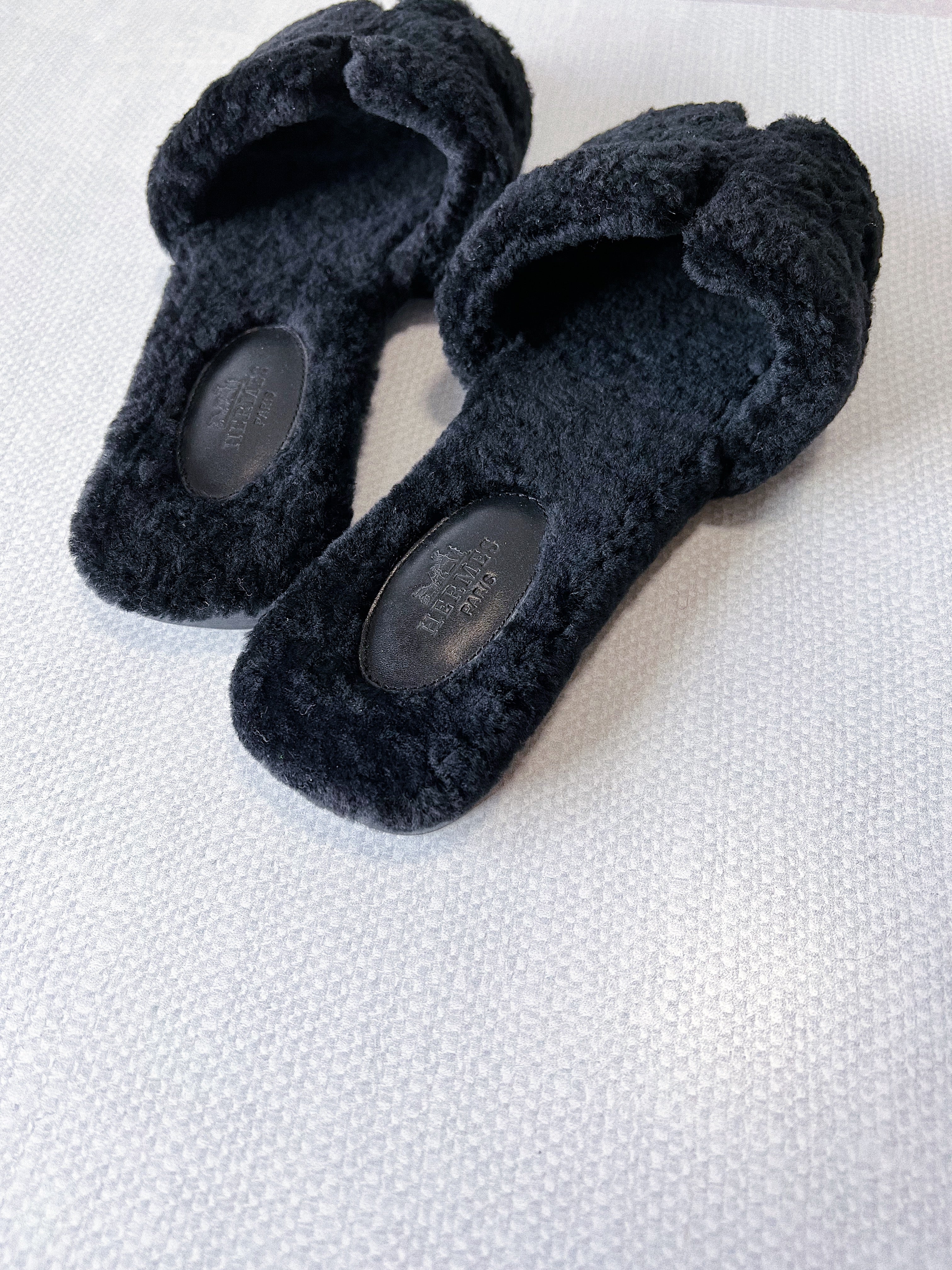 [TOP] HERMES Oran Open Toes Teddy Bear Sandals - Black