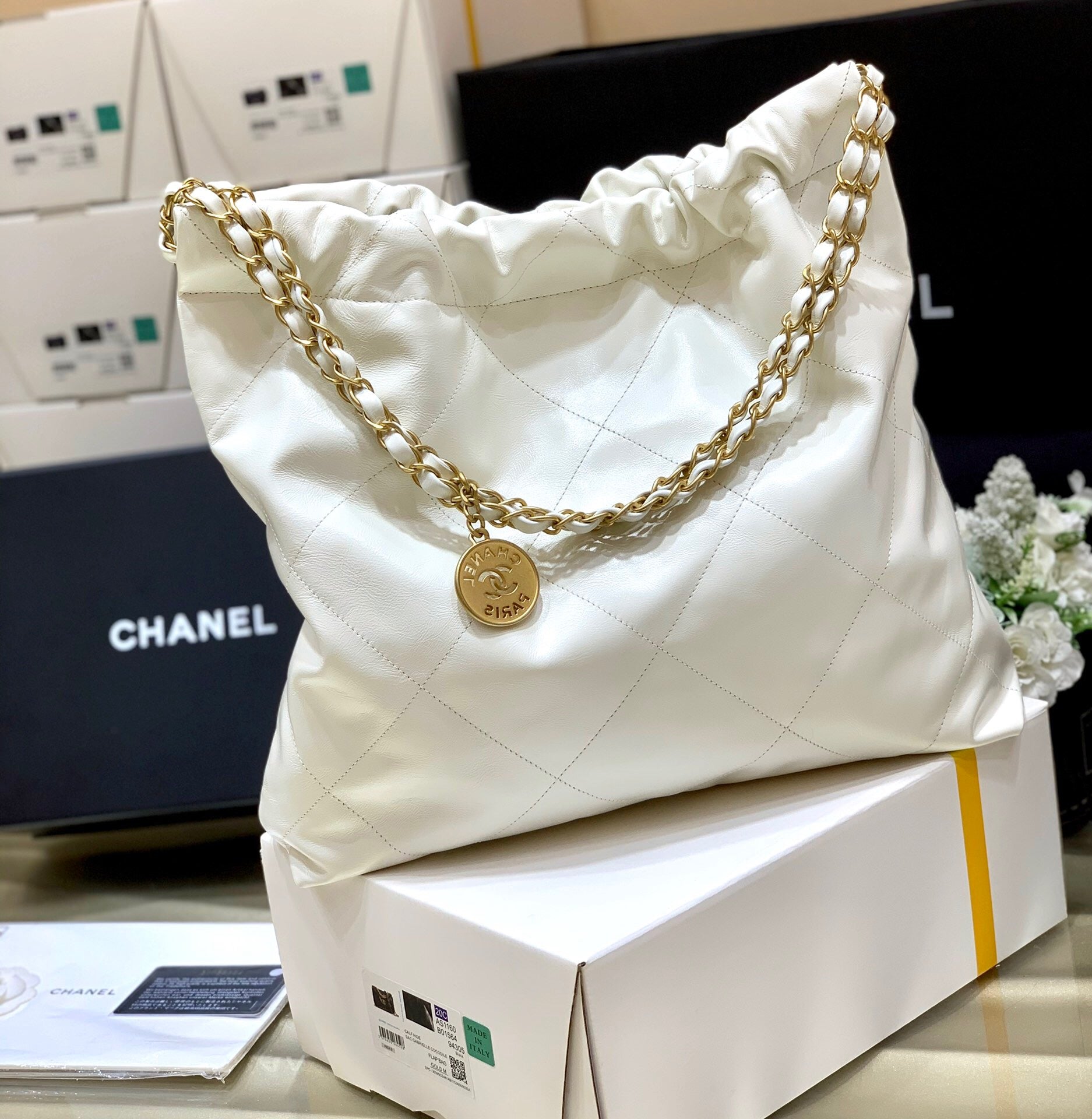 [TOP] CHANEL 22 Bag Small 35cm - White & GHW
