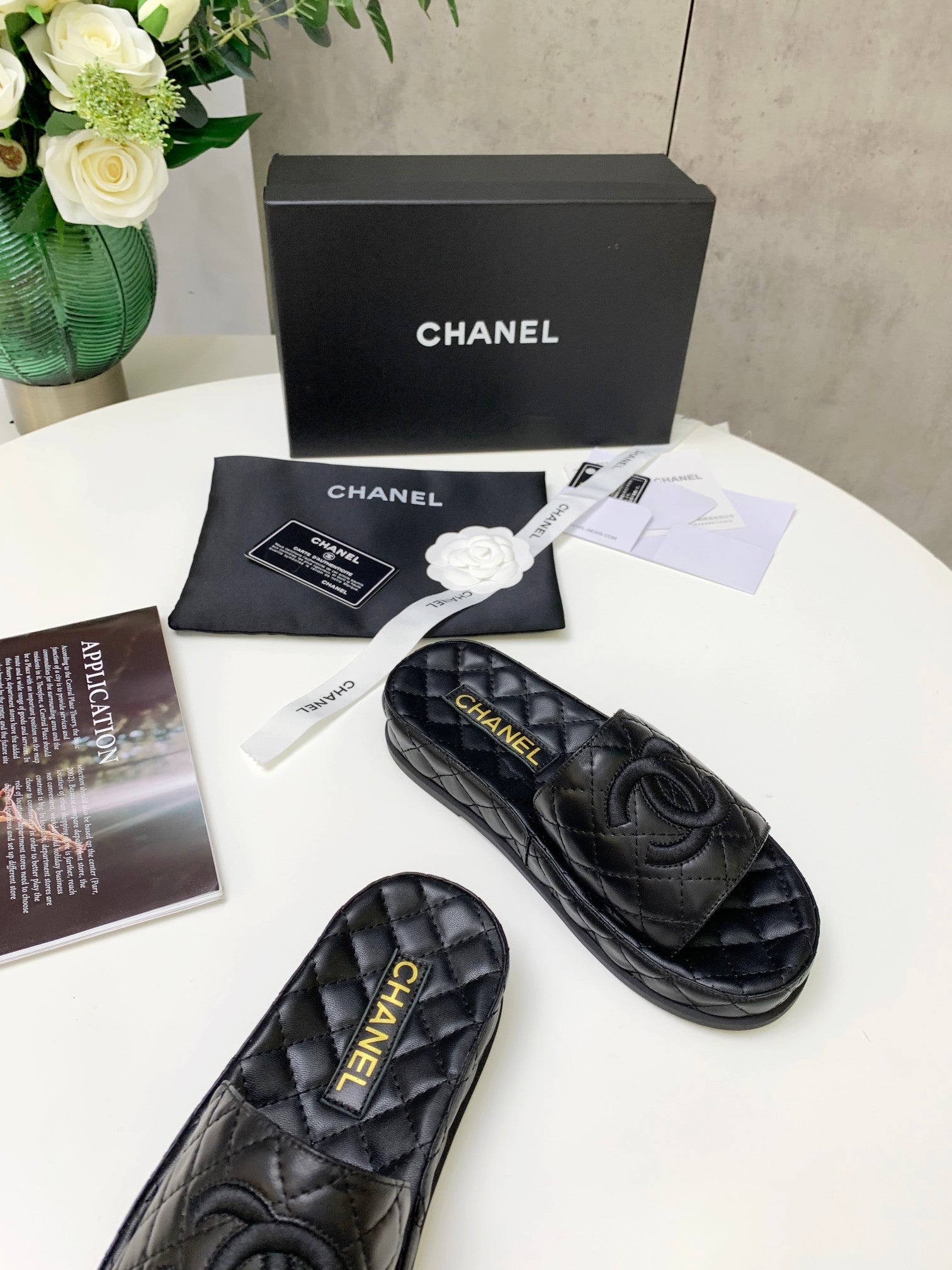 [TOP] CHANEL Quilted Embroidery Double C Slides - Black