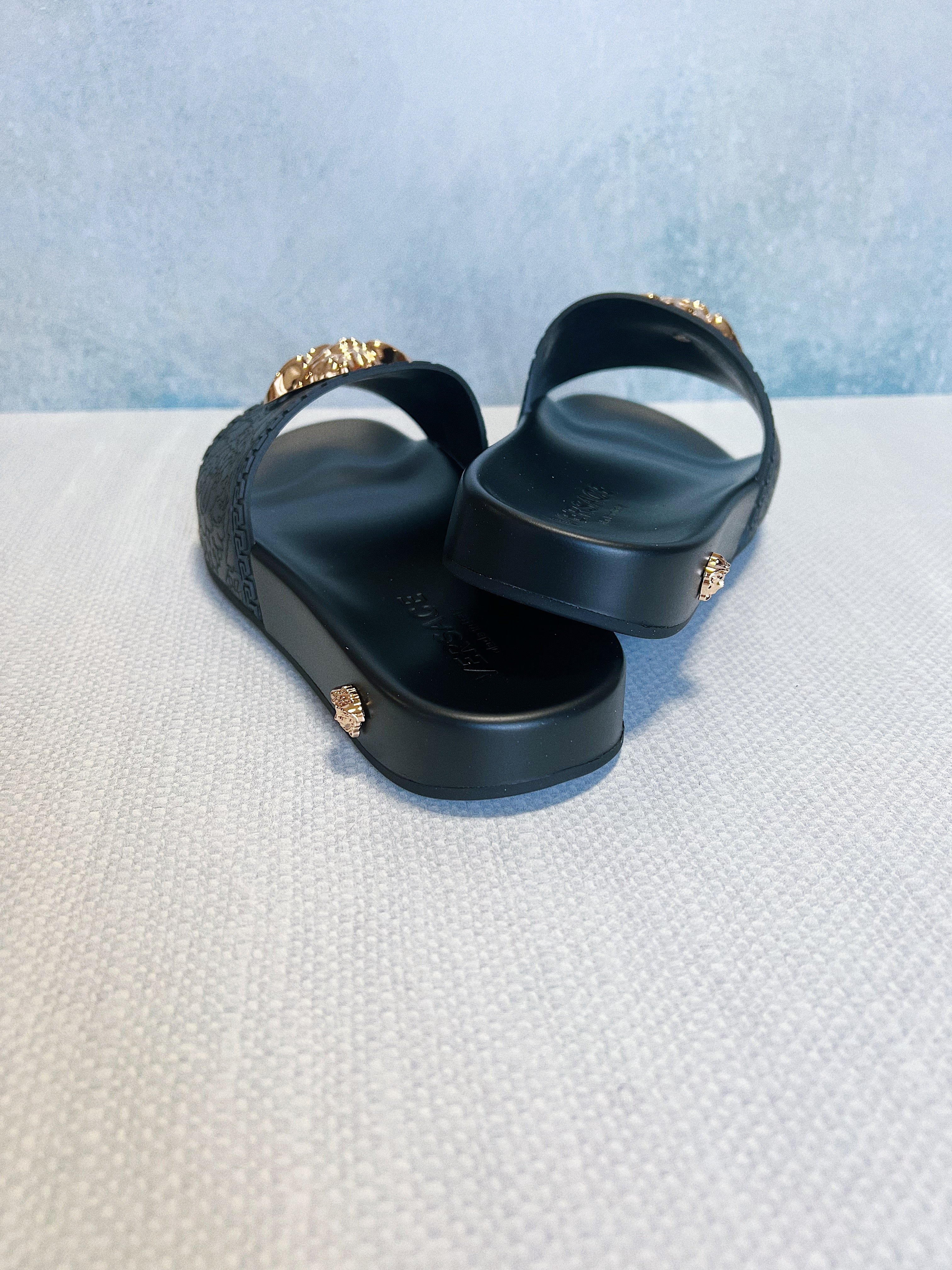 [TOP] VERSACE Medusa Rubber Slides - Black
