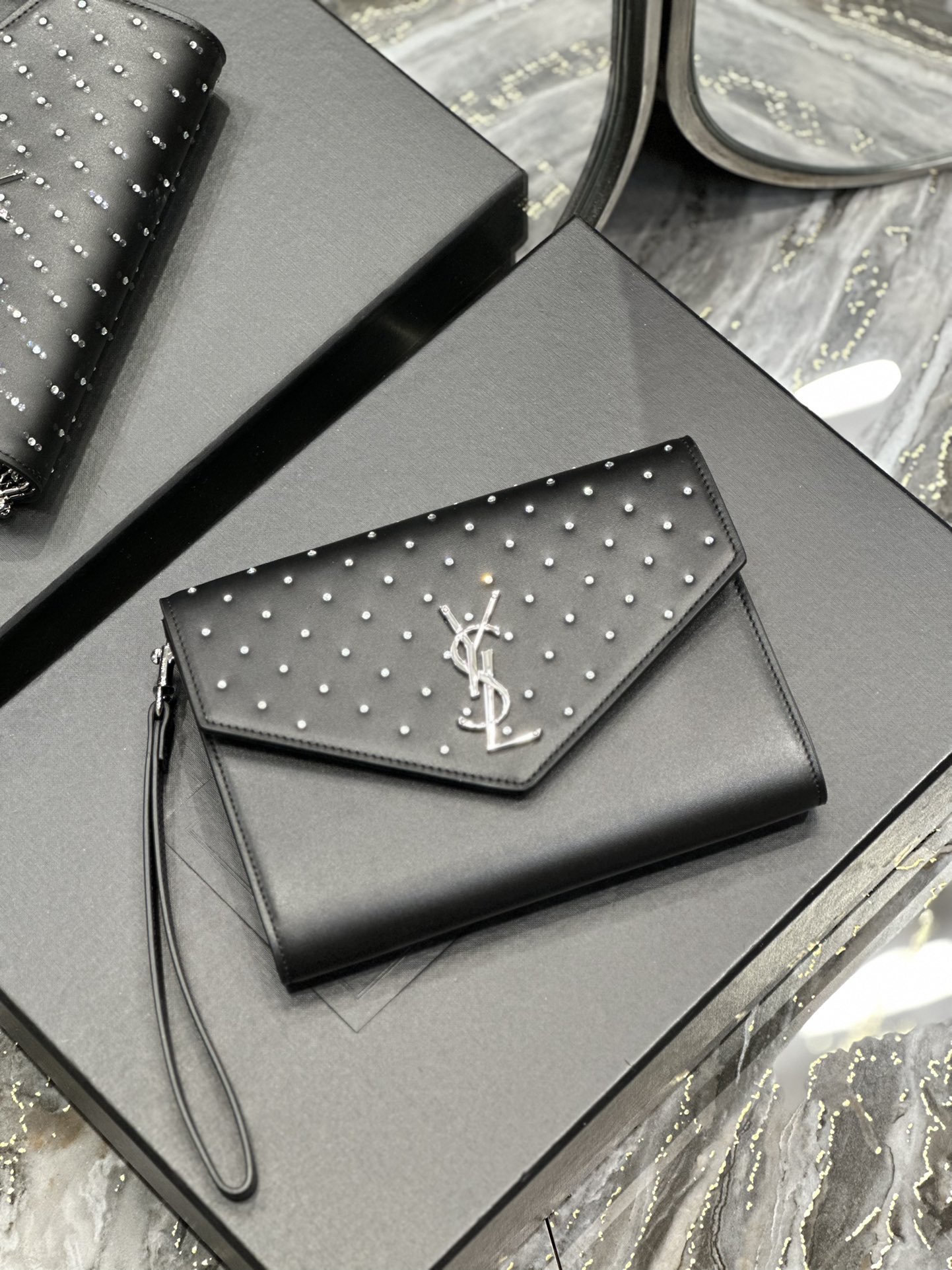[TOP] Yves Saint Laurent YSL Monogram Plain Cowhide Diamond HandBag - Black
