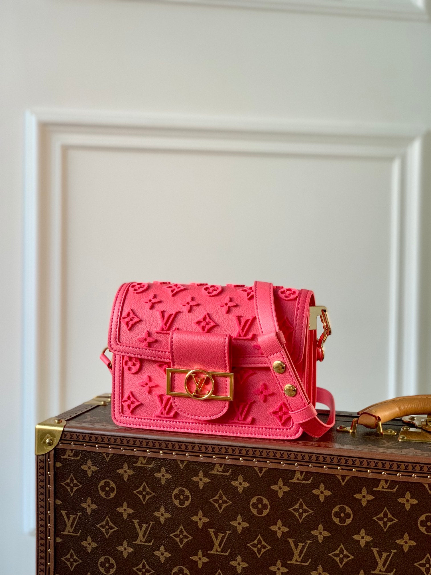 [TOP] Louis Vuitton LV L*V Mini Dauphine Tufted Monogram 20x15x9 cm- Rose Fluo