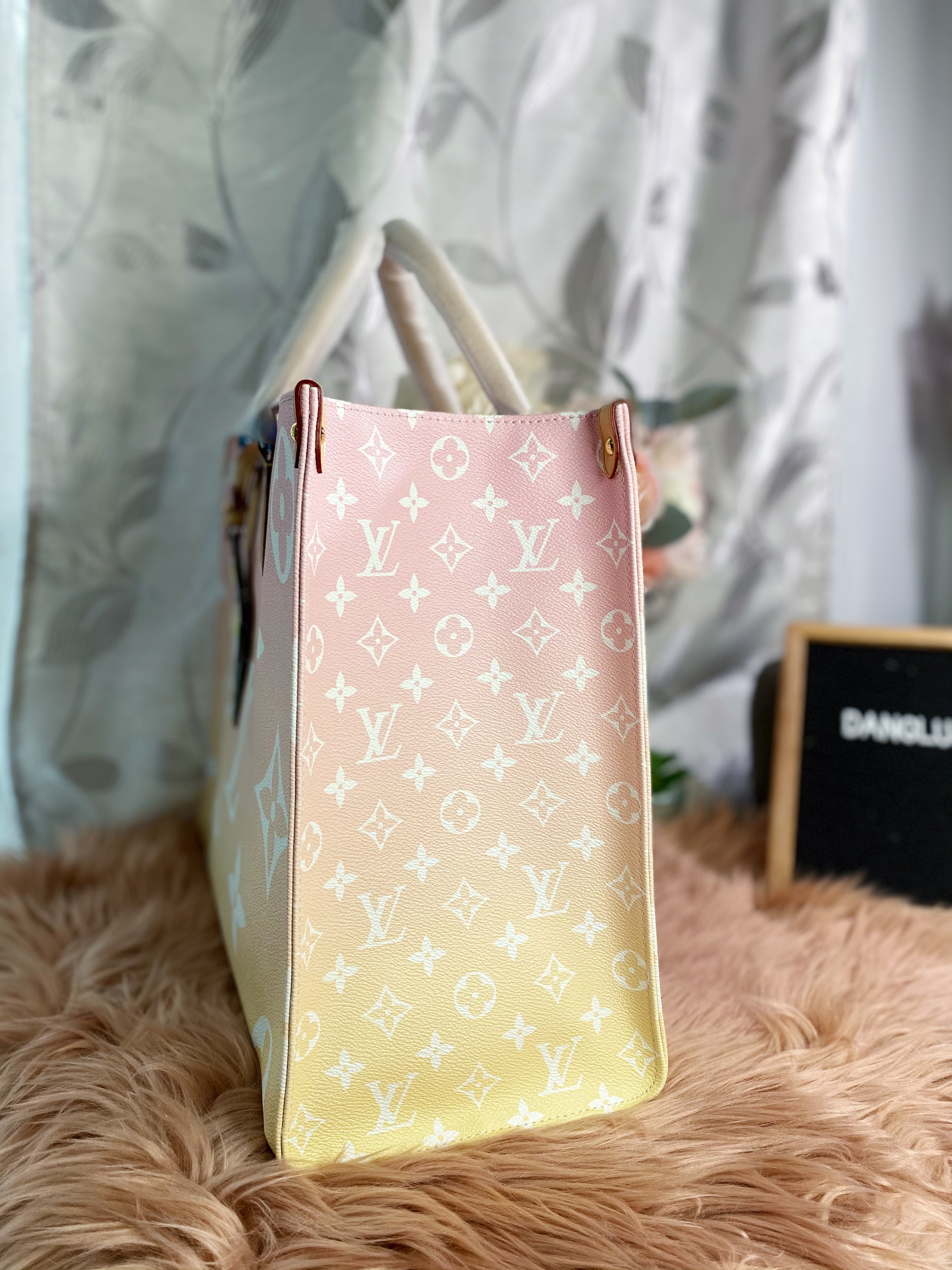 [TOP] Louis Vuitton LV On The Go GM By The Pool 41x34x19cm - Pink