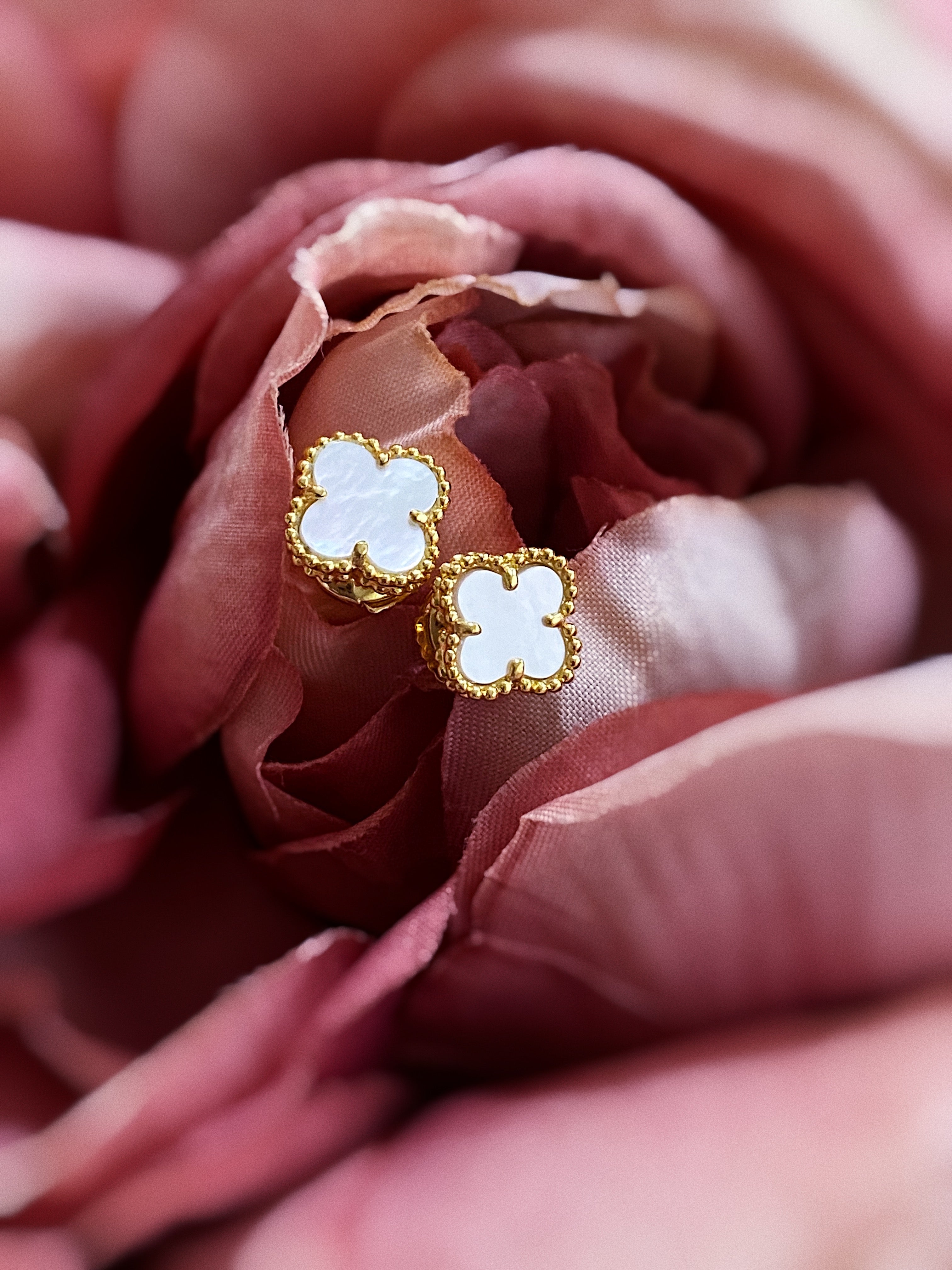 [TOP] Van Cleef & Arpels VCA Mini Stud Earrings - Mother Of Pearls