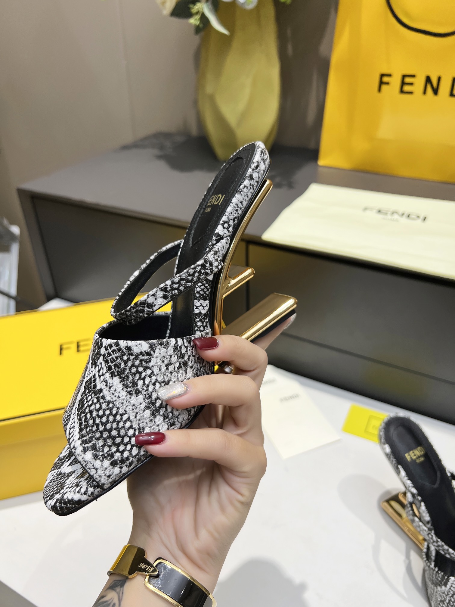 [TOP] FENDI First High Heel - Snakeskin
