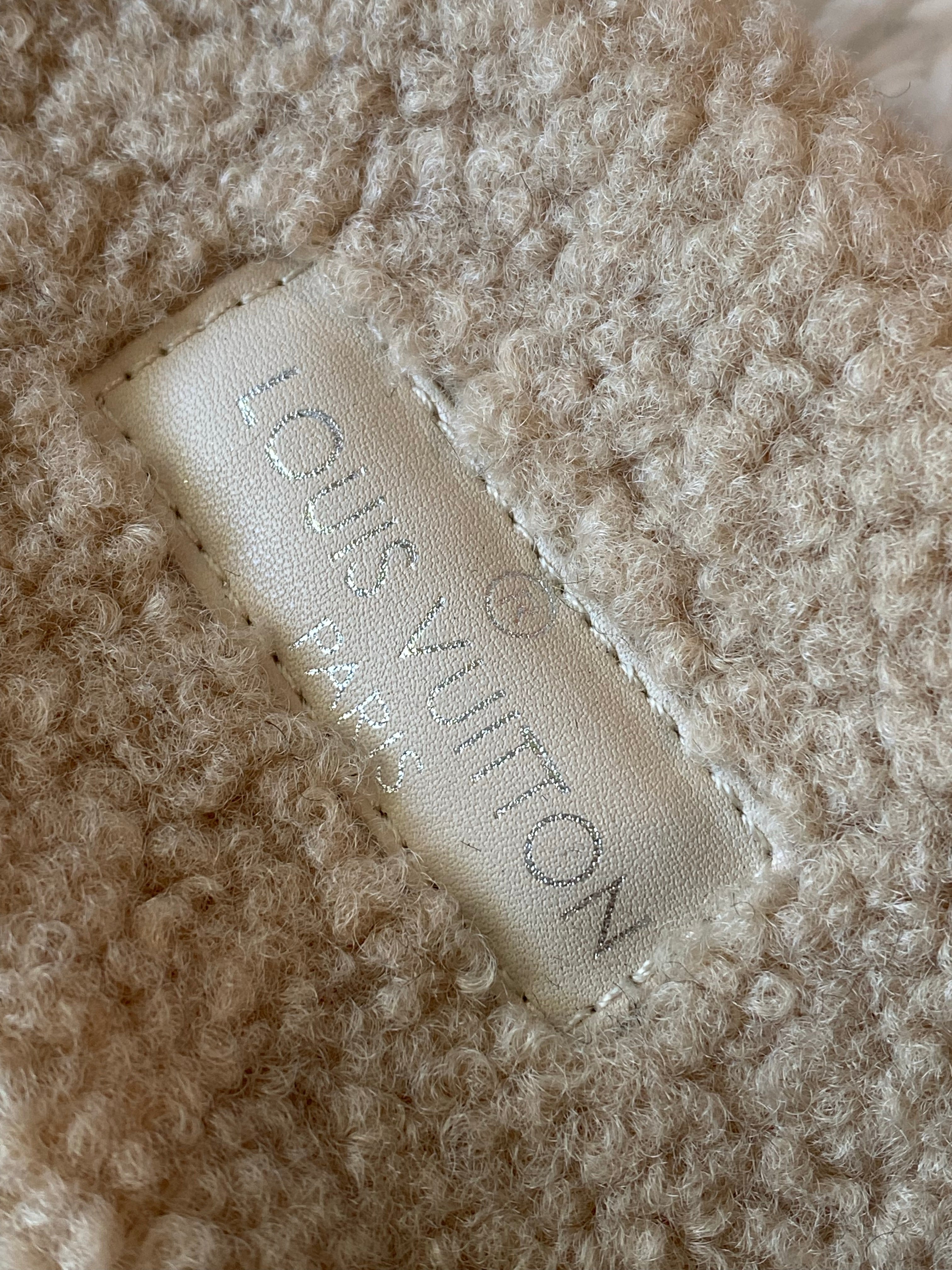 [TOP] Louis Vuitton LV £V Shearling Mules - Beige + Pink