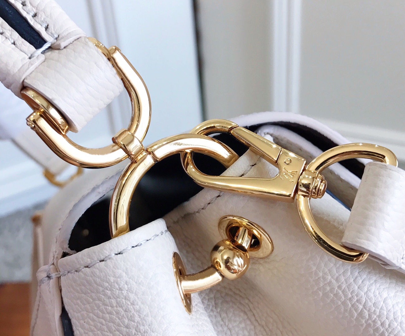 [TOP] Louis Vuitton LV L*V Double V Top Handle Bag 28×19×16.5CM- Cream