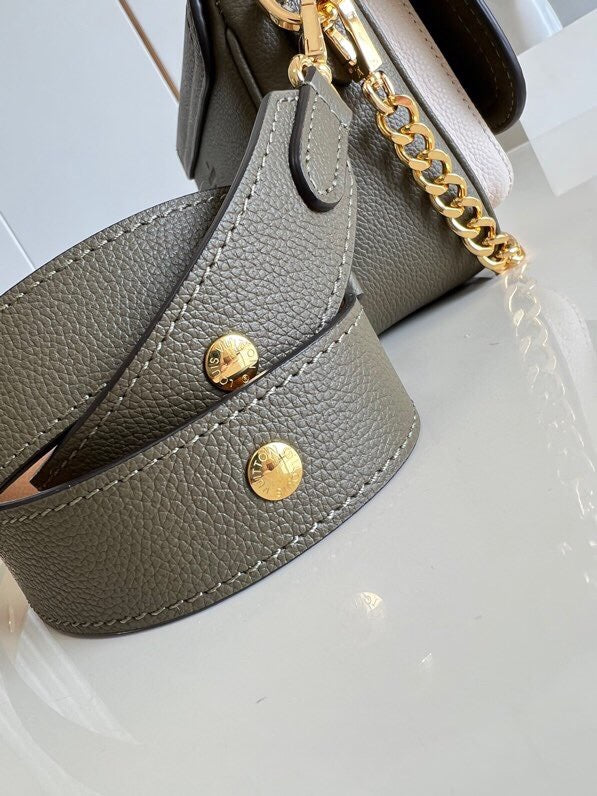 [TOP] Louis Vuitton LV L*V Lock Me Tender 13 x 8 x 19 cm- Khaki