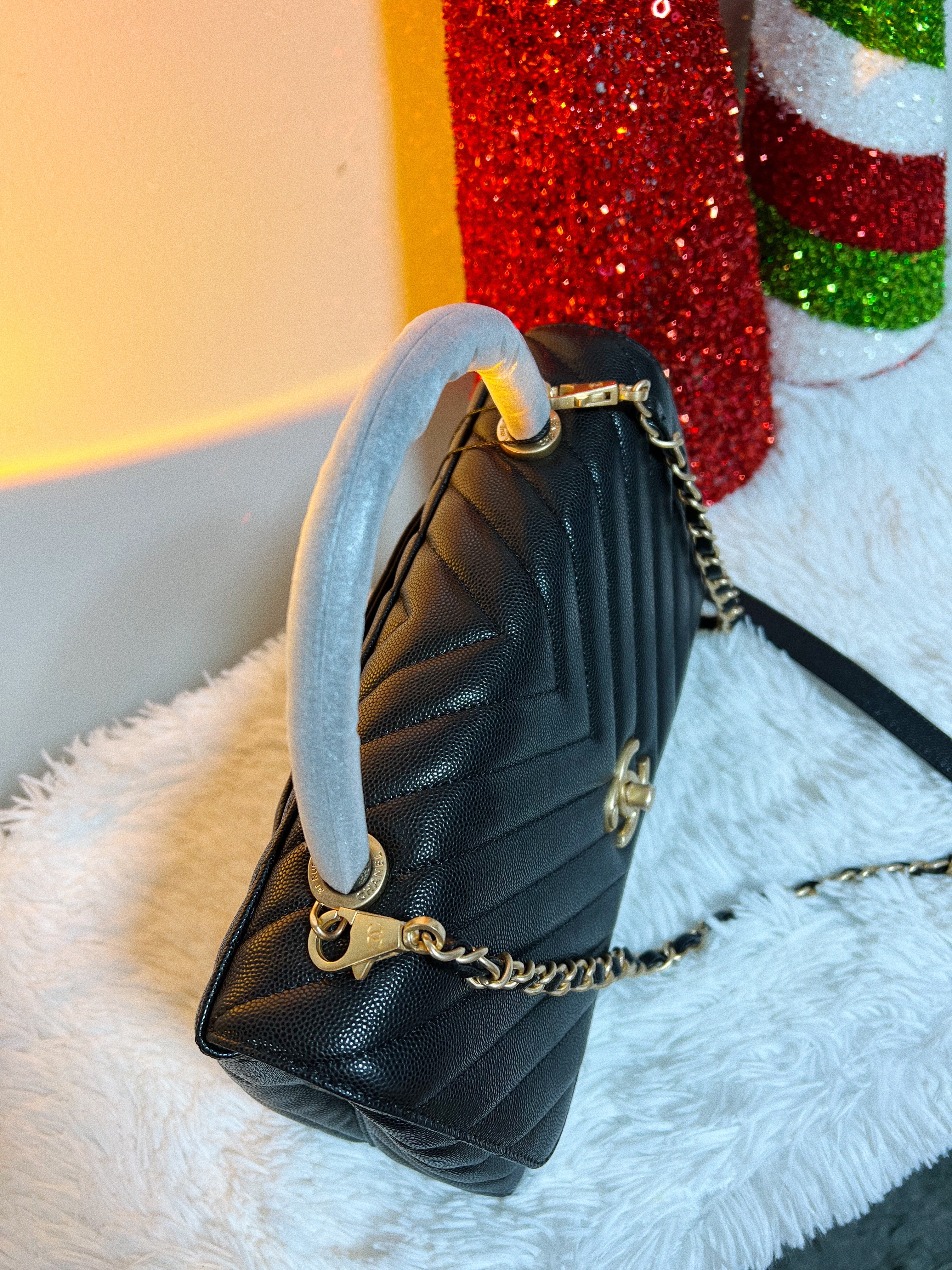 [TOP] CHANEL CoCo Handle Bag Chevron Caviar Leather 23cm - Black & GHW