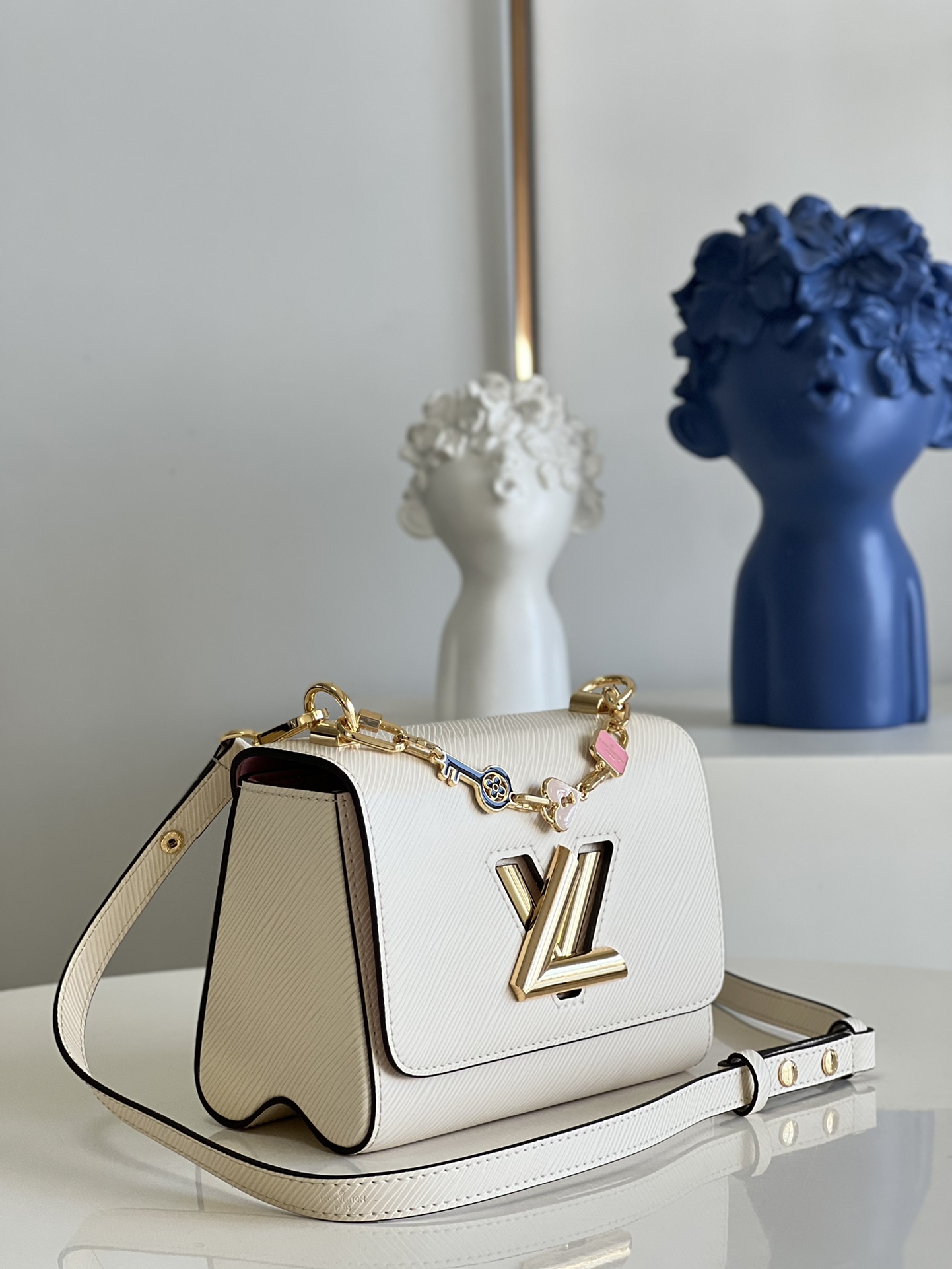 [TOP] Louis Vuitton LV Mini  Epi Love Chain Twist Bag  19 x 15 x 9 cm-White