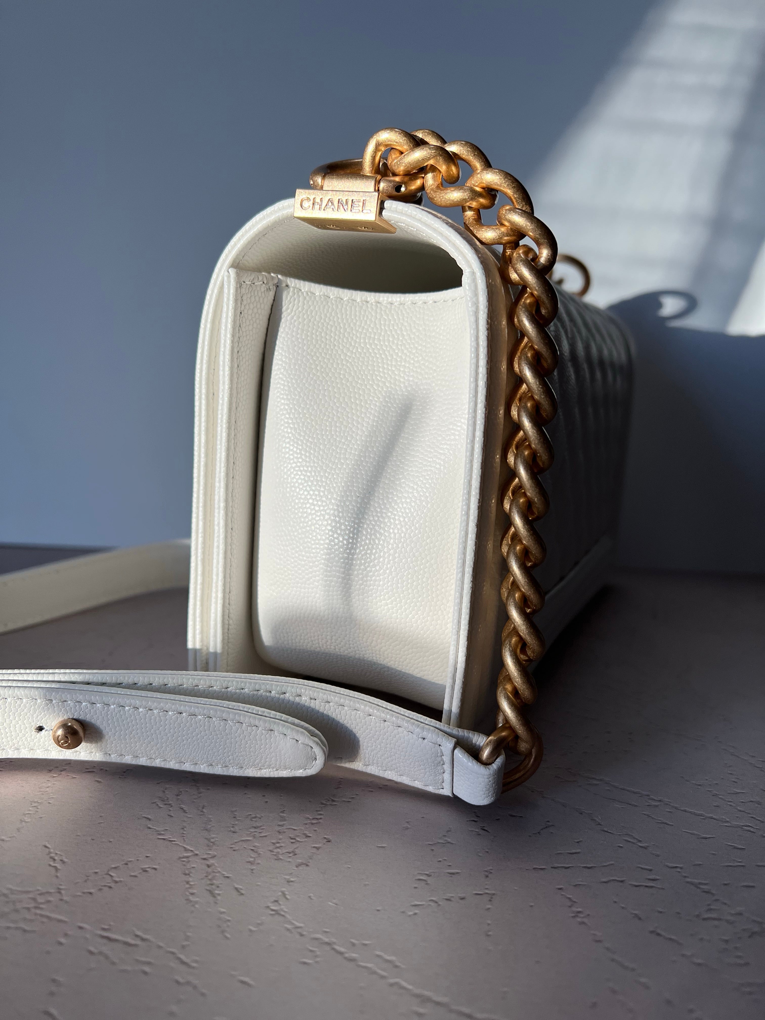 [TOP] CHANEL Le Boy Bag Caviar Medium 25CM  - White & GHW