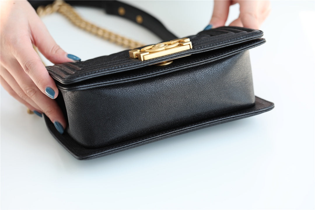 [TOP] CHANEL Boy Bag  Small 20cm - Black & GHW