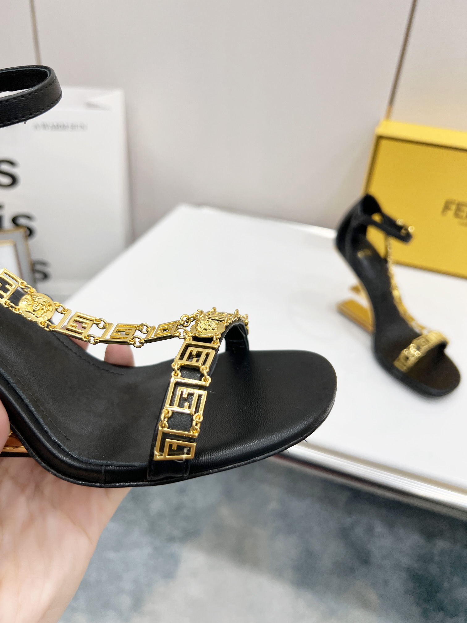 [TOP] FENDI First High Heel - Black