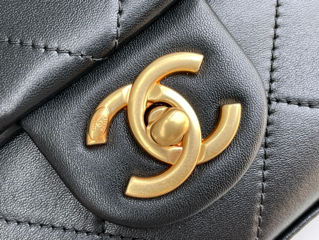[TOP] CHANEL Hobo Flap Bag - Black & GHW