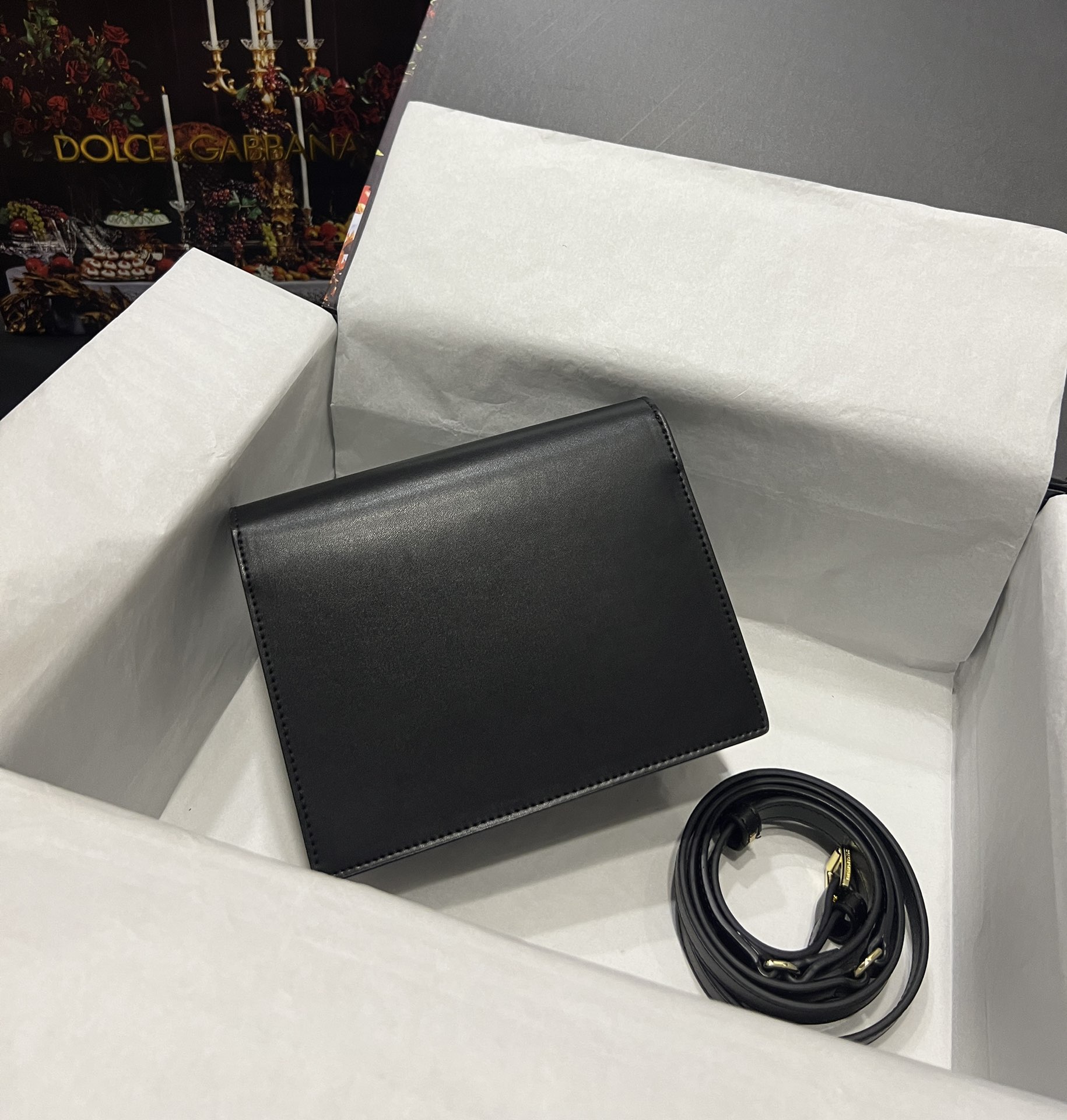 [TOP] Dolce & Gabbana D&G Calfskin DG Logo Bag 16*20*5.5cm - Black