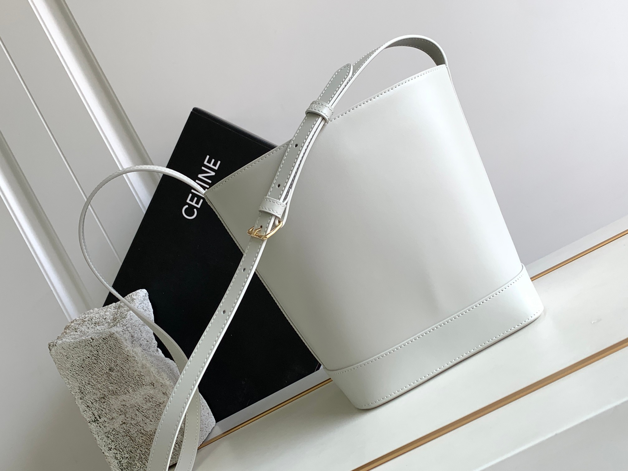 [TOP] CELINE Cuir Triomphe Handbag 22 X 24X 13cm -  White