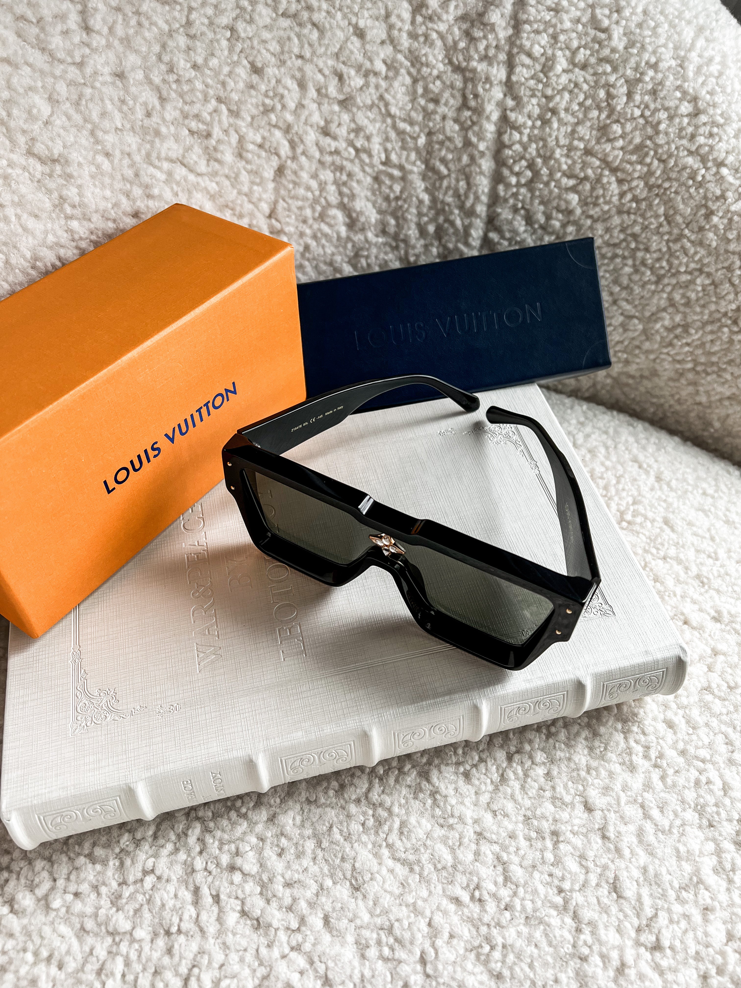 [TOP] Louis Vuitton LV L*V Cyclone Sunglasses -  Black