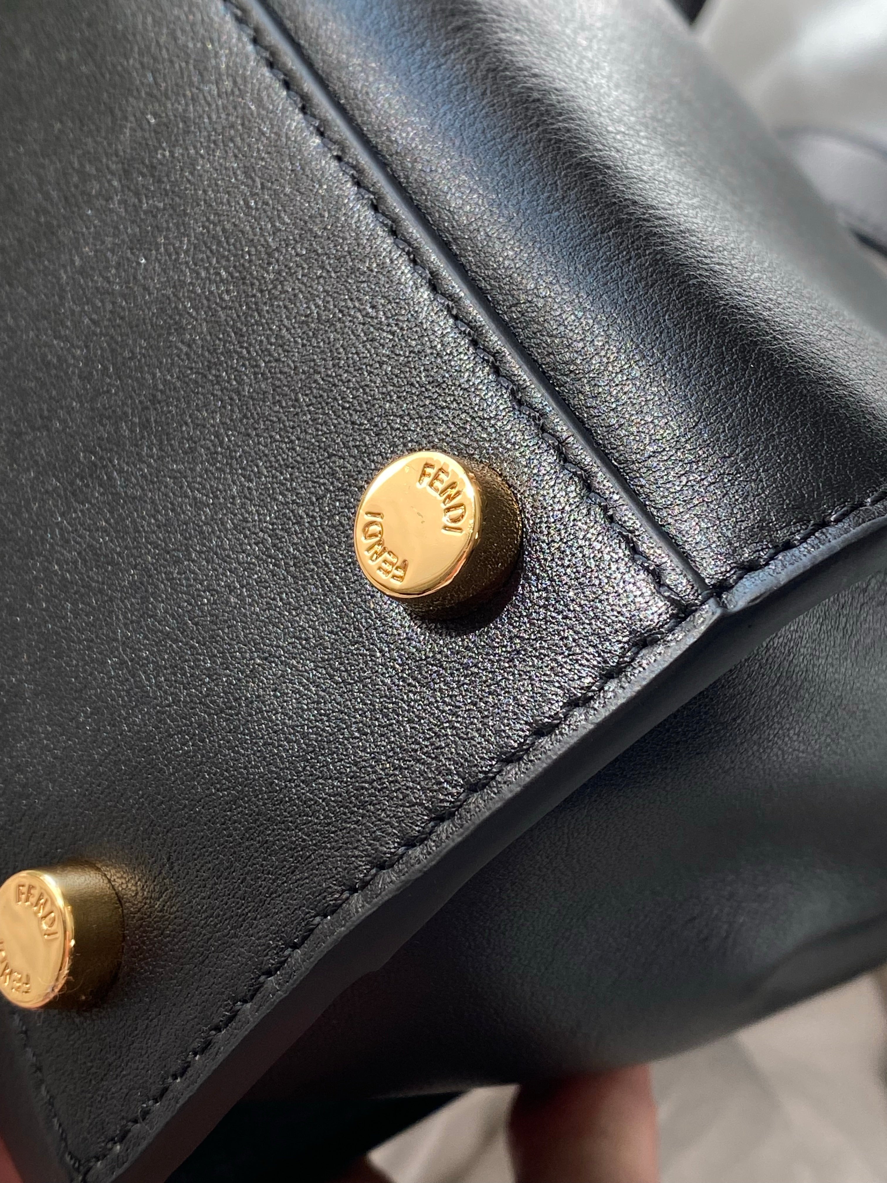 [TOP] FENDI FENDI Peekaboo Essentially - Black