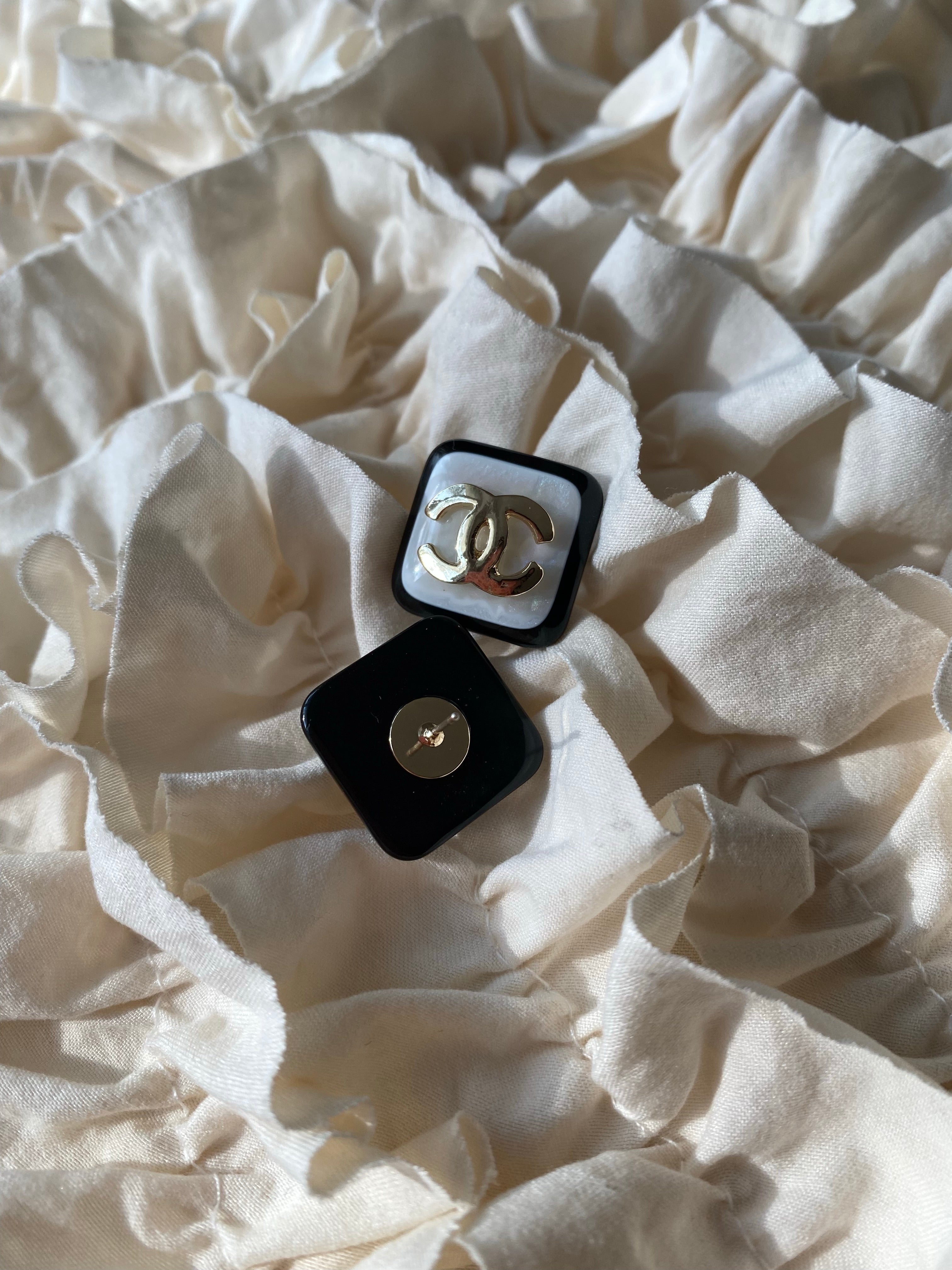 [TOP] CHANEL Square Black and White Earrings