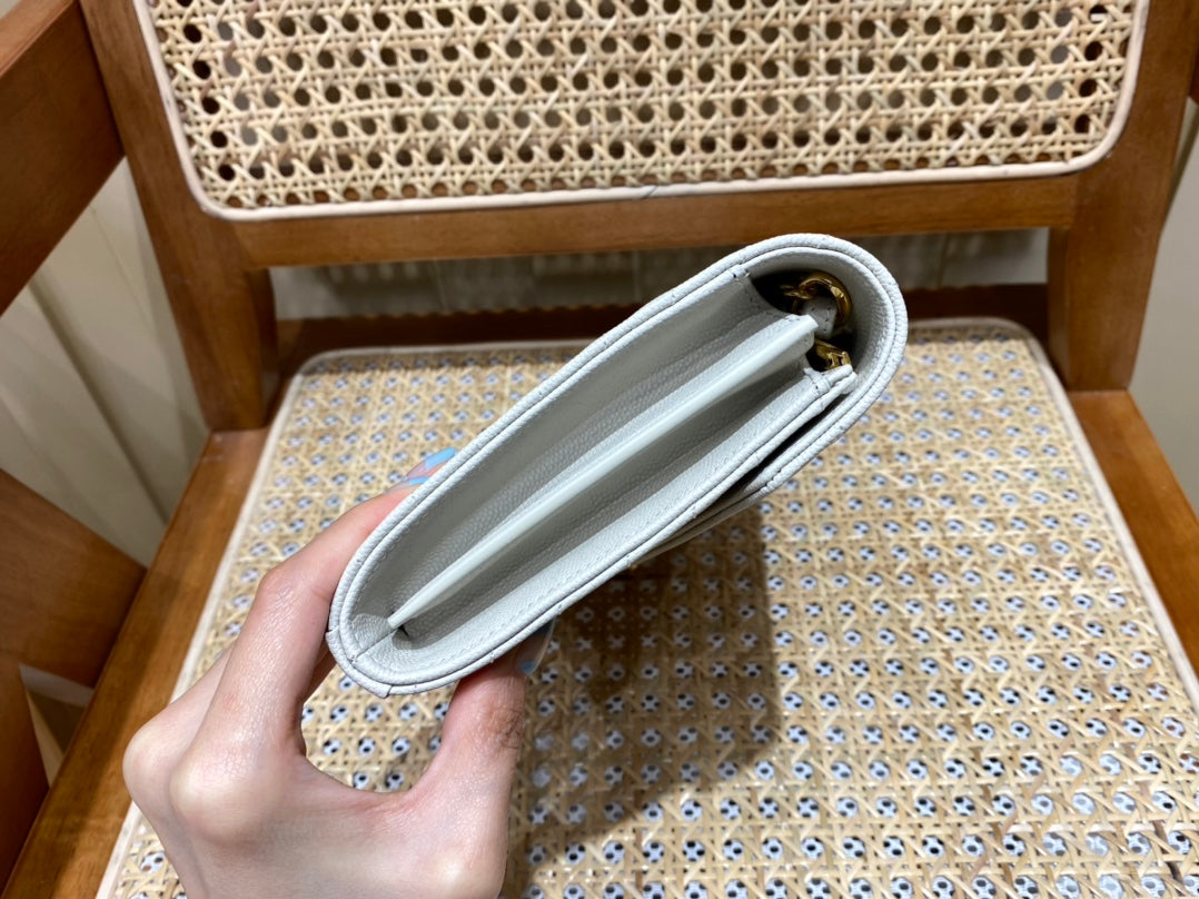 [TOP] Yves Saint Laurent YSL Woc Matelasse Medium Bag - White GHW