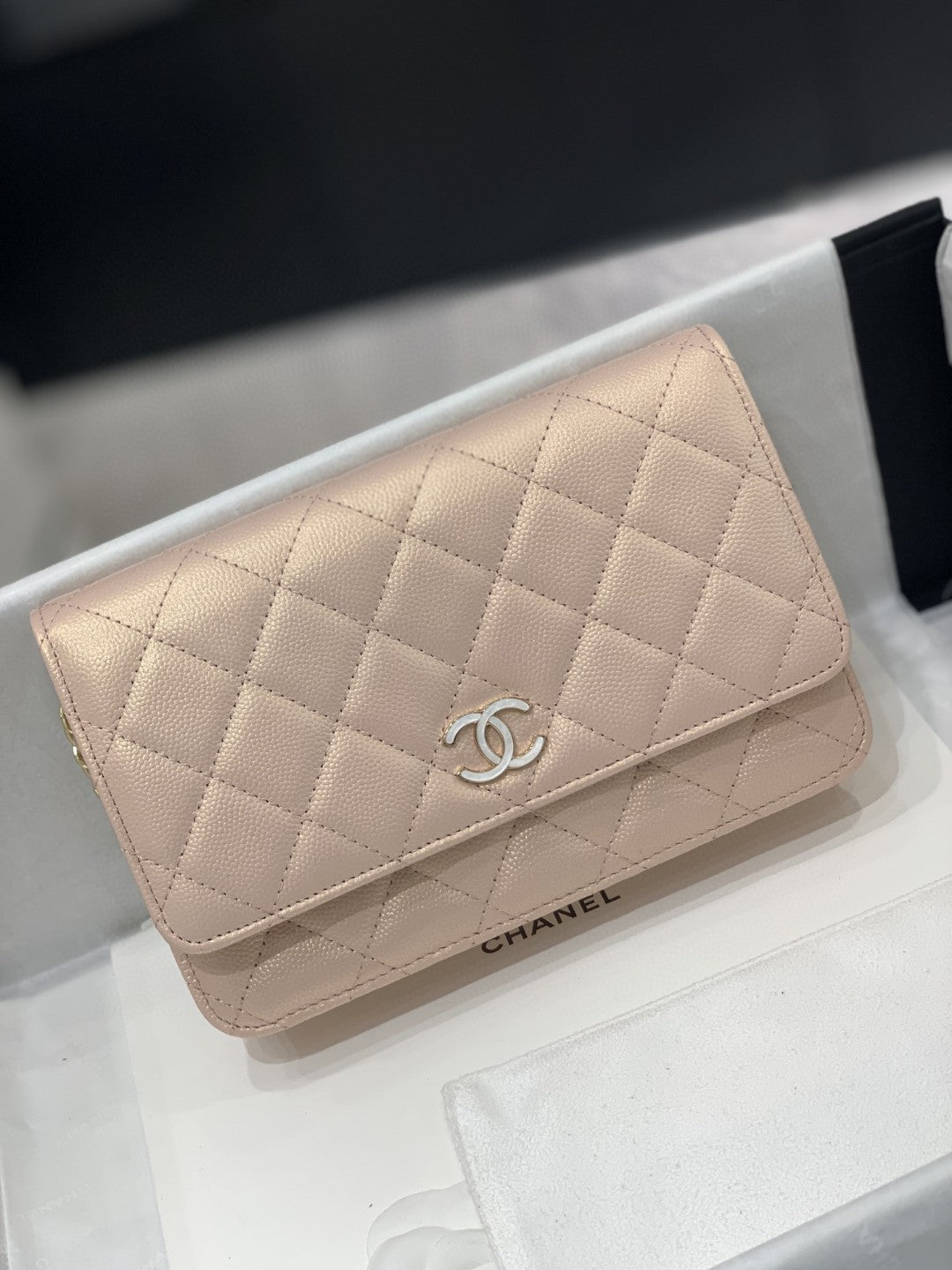 [TOP] CHANEL WOC Pearl Logo- Iridescent Pink