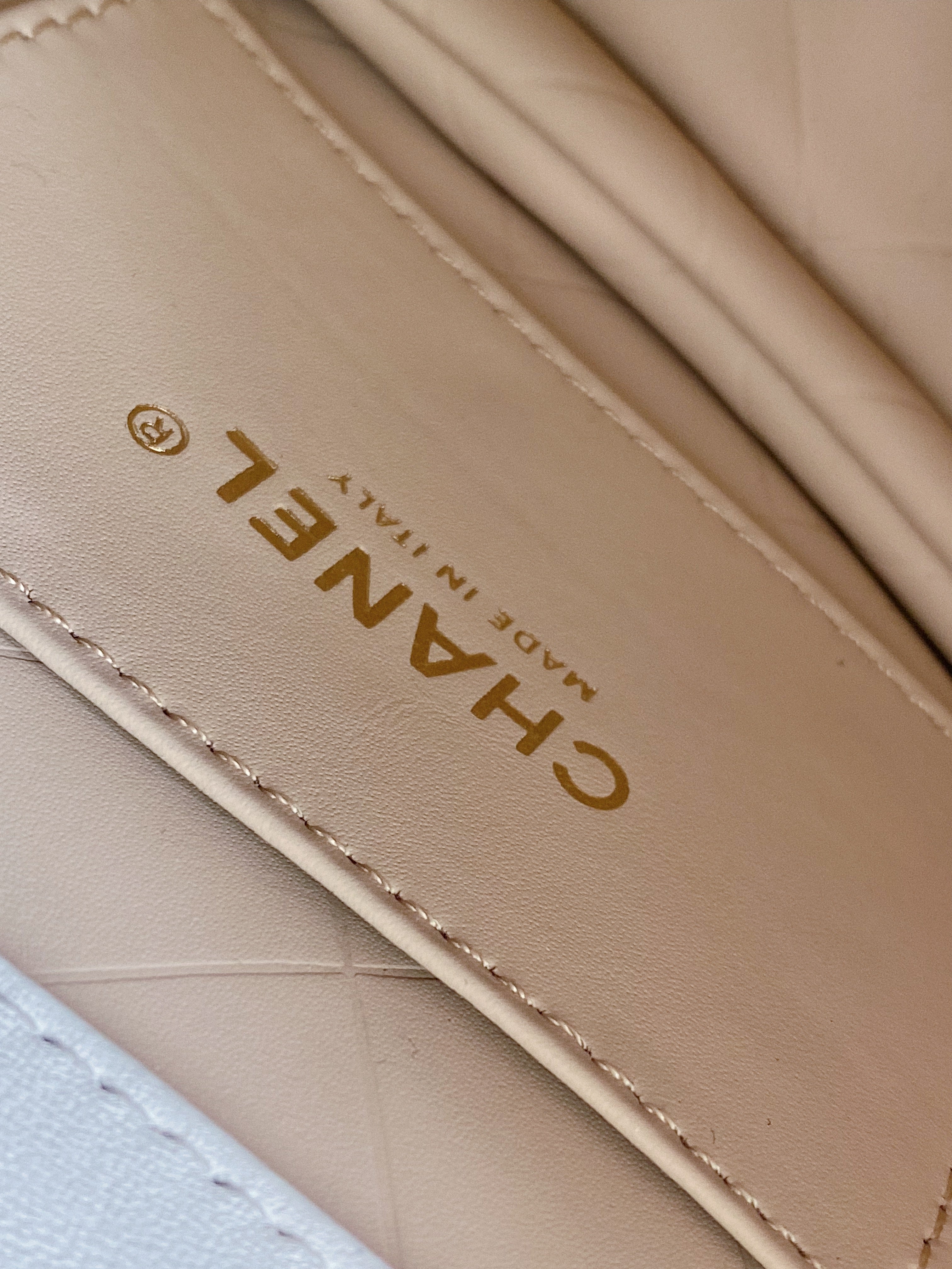 [TOP] CHANEL Messenger Bag Calfskin Mini - White