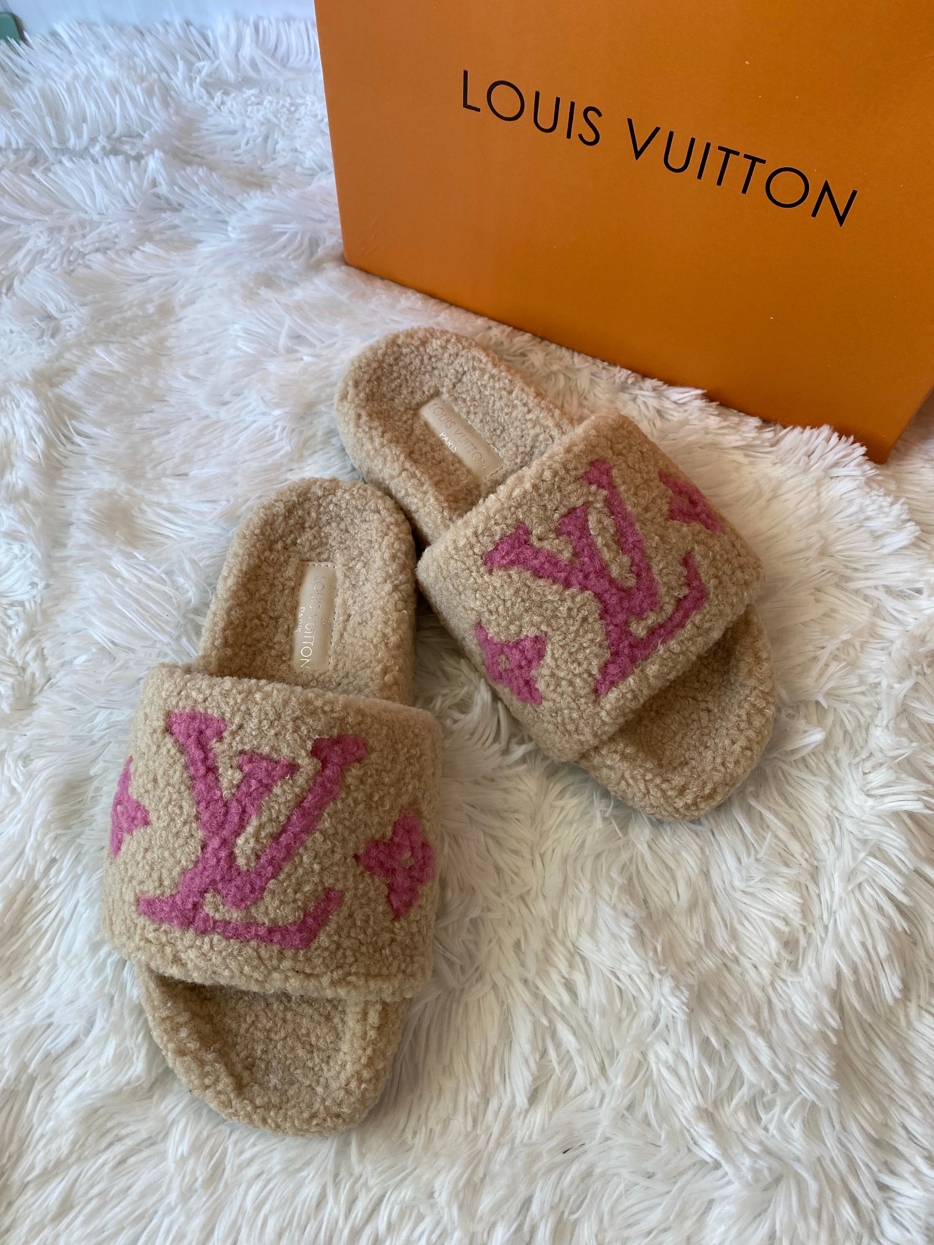[TOP] Louis Vuitton LV £V Shearling Mules - Beige + Pink