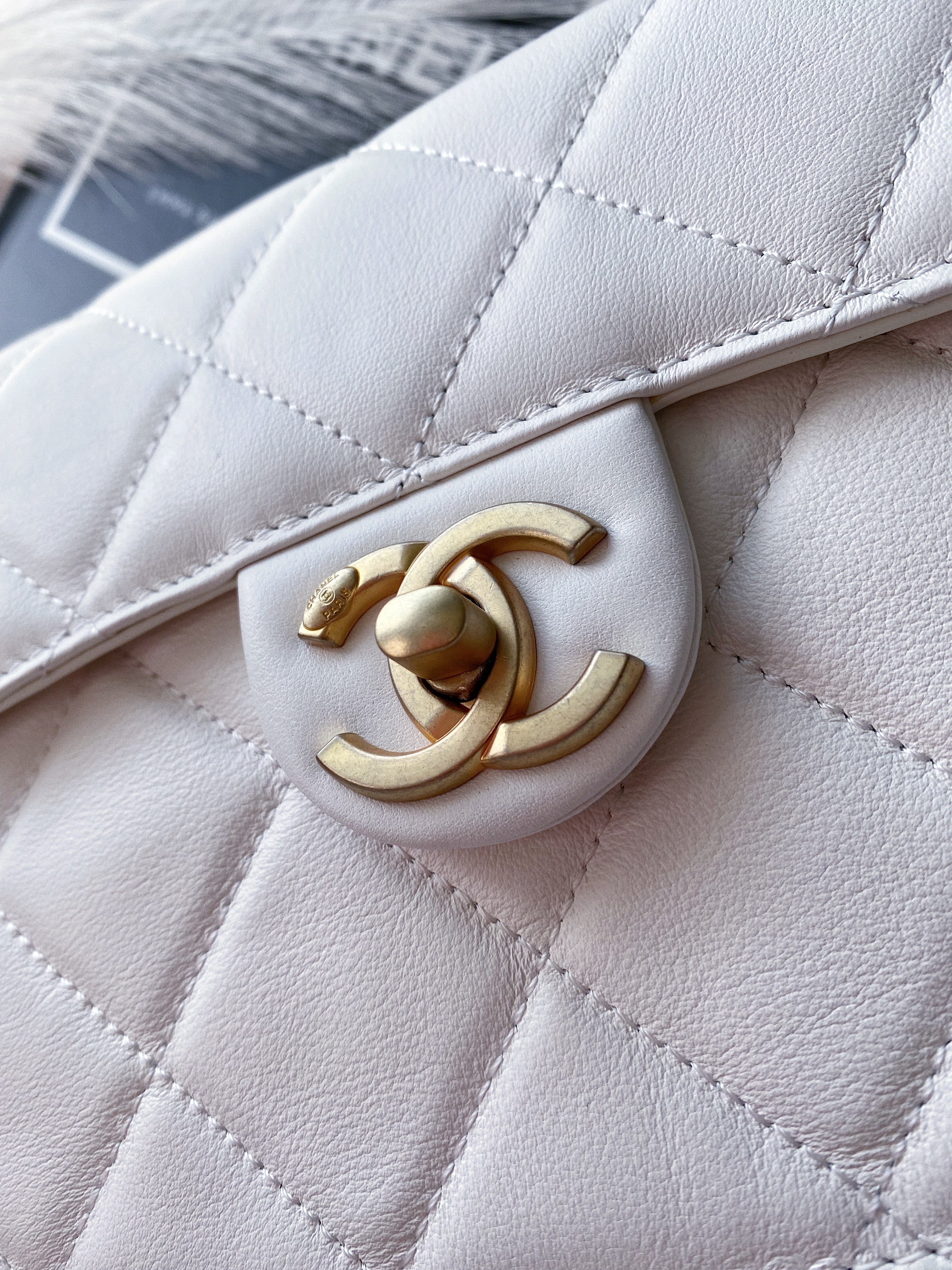 [TOP] CHANEL Messenger Bag Calfskin Mini - White