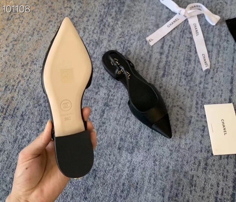 [TOP] CHANEL Two Tone Pointed Flats  - 2 Colours