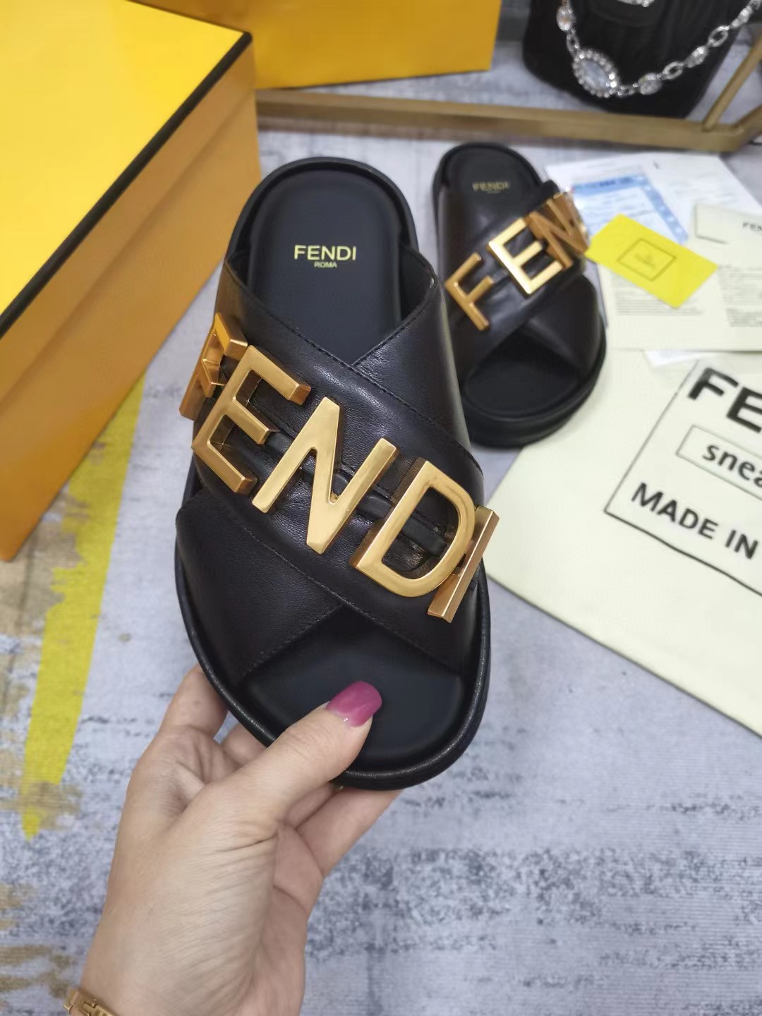 [TOP] FENDI Gold Logo sandals - Black