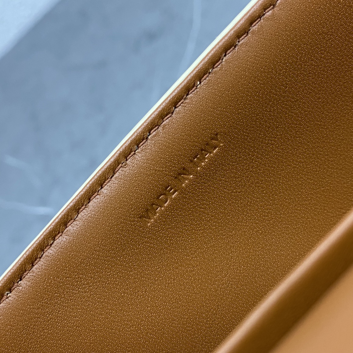 [TOP] CELINE Triomphe Canvas Bag 20-10-4 - White