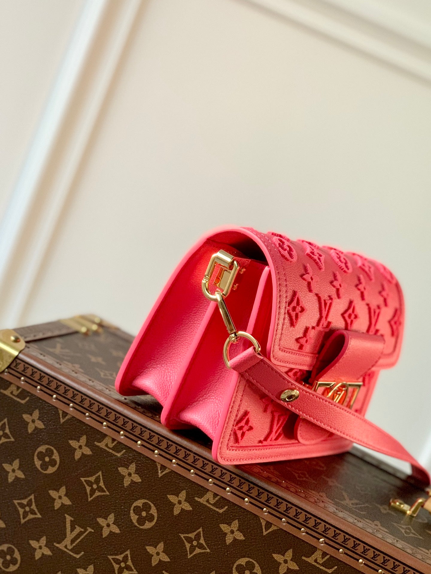 [TOP] Louis Vuitton LV L*V Mini Dauphine Tufted Monogram 20x15x9 cm- Rose Fluo