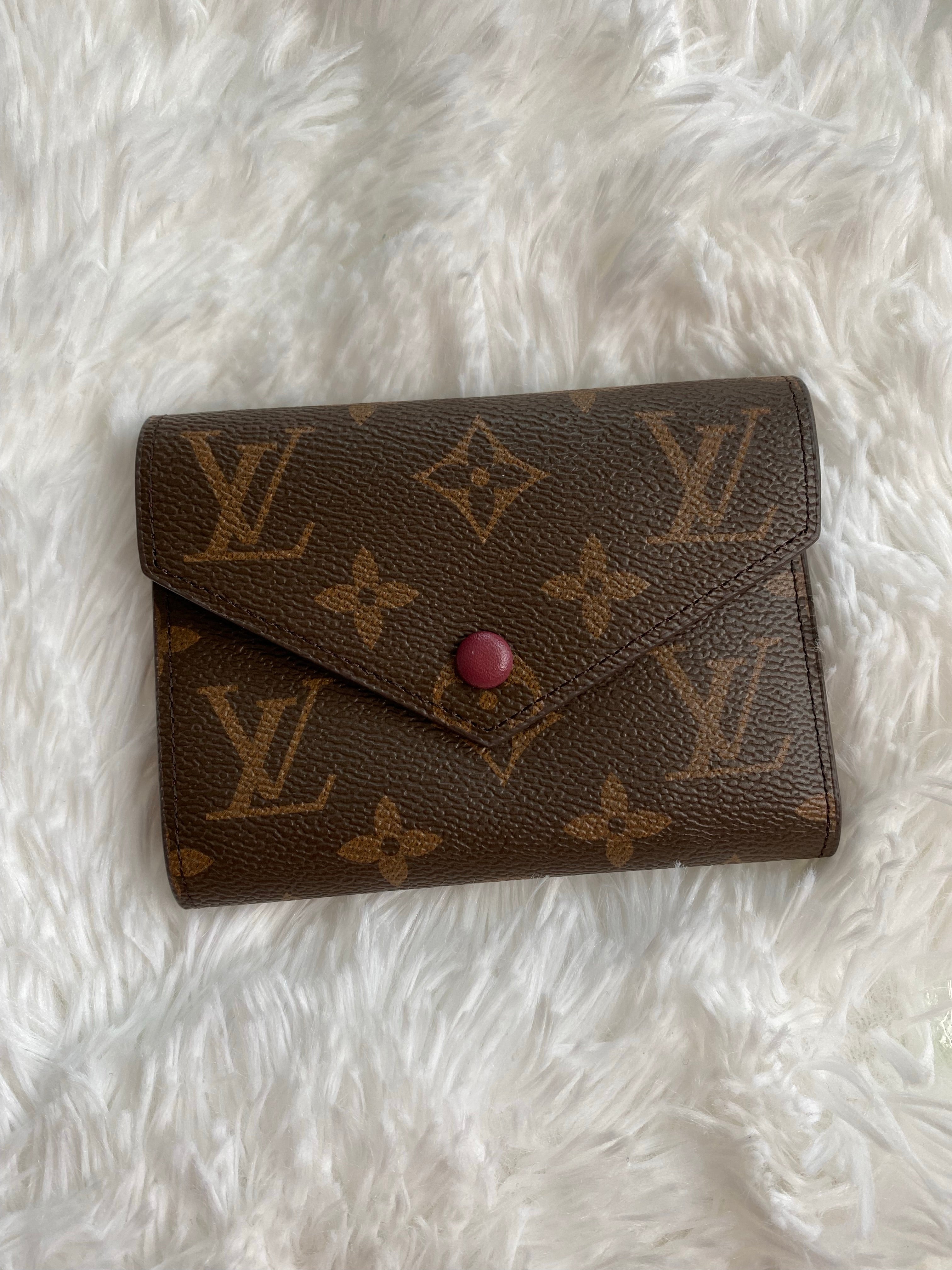 [TOP] Louis Vuitton LV £V Monogram Victorine Fold Wallet - Dark Pink