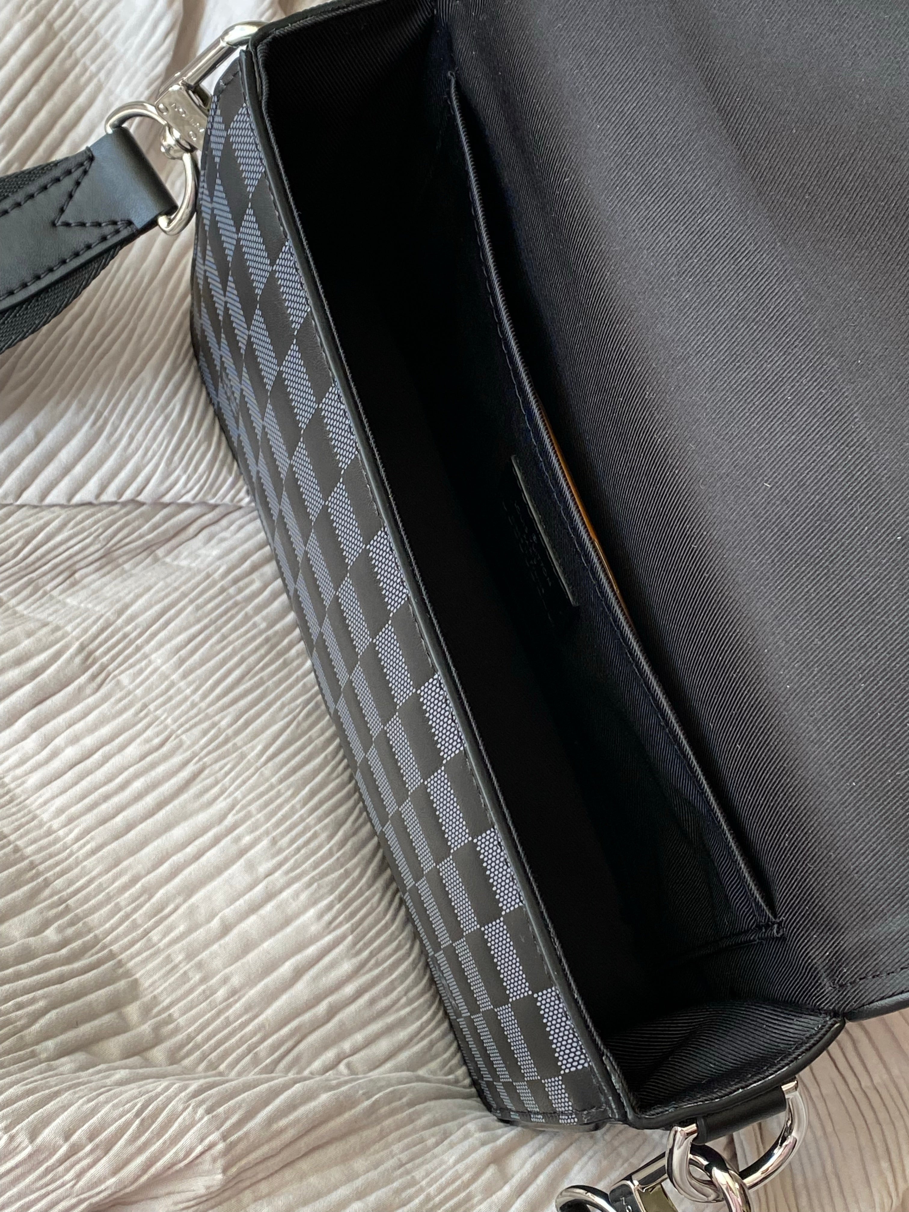 [TOP] Louis Vuitton LV  Messenger Bag 24 x 14 x 5 cm- Black