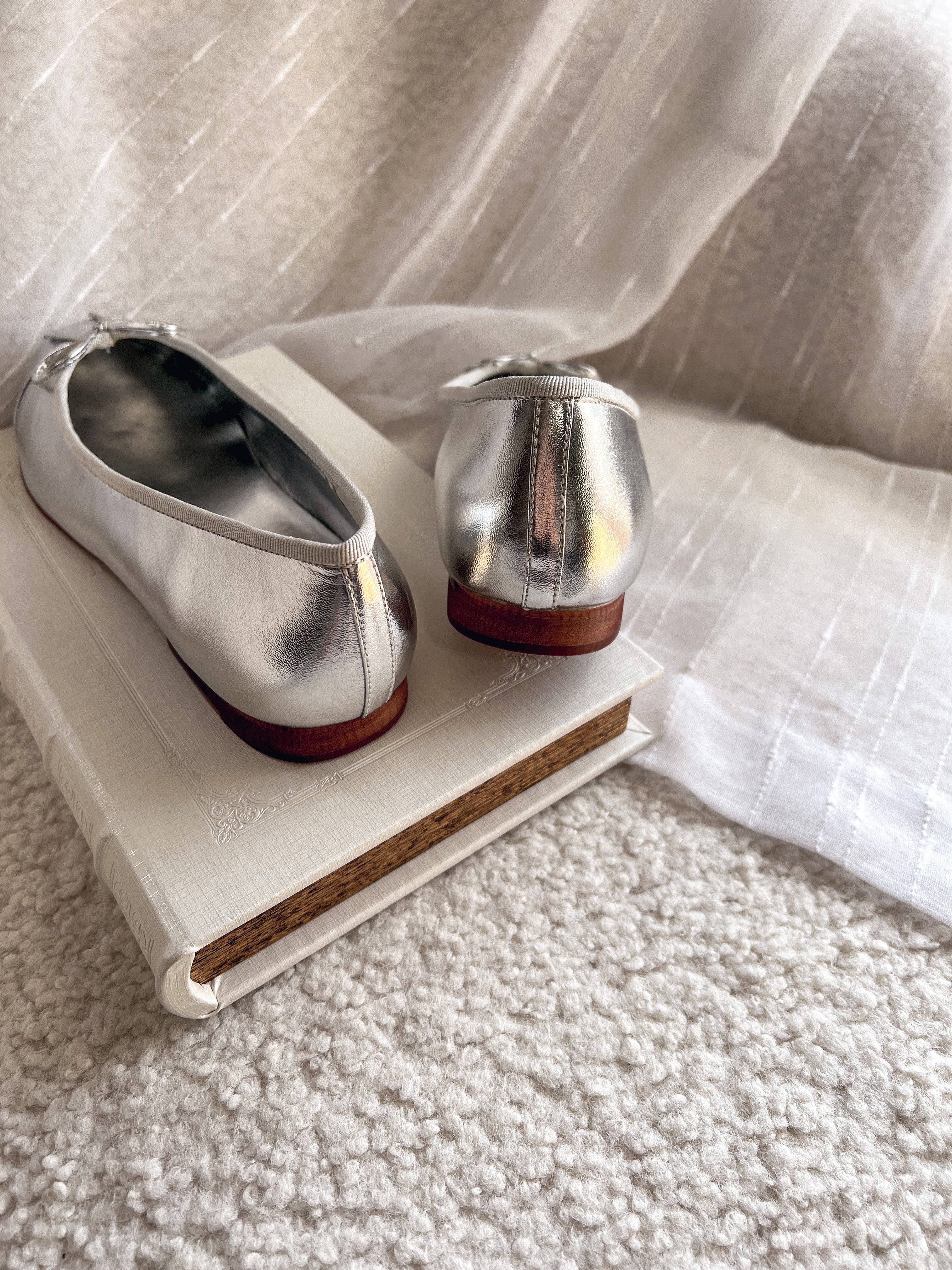 [TOP] CHANEL Flat Ballerina Cap Toes Bow - Metallic Silver