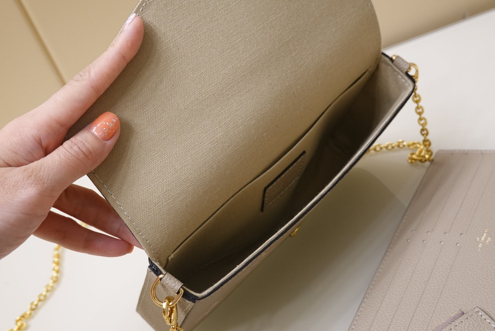 [TOP] Louis Vuitton LV L*V Felicie 2 Tone Bag 21X12X3cm - Cream