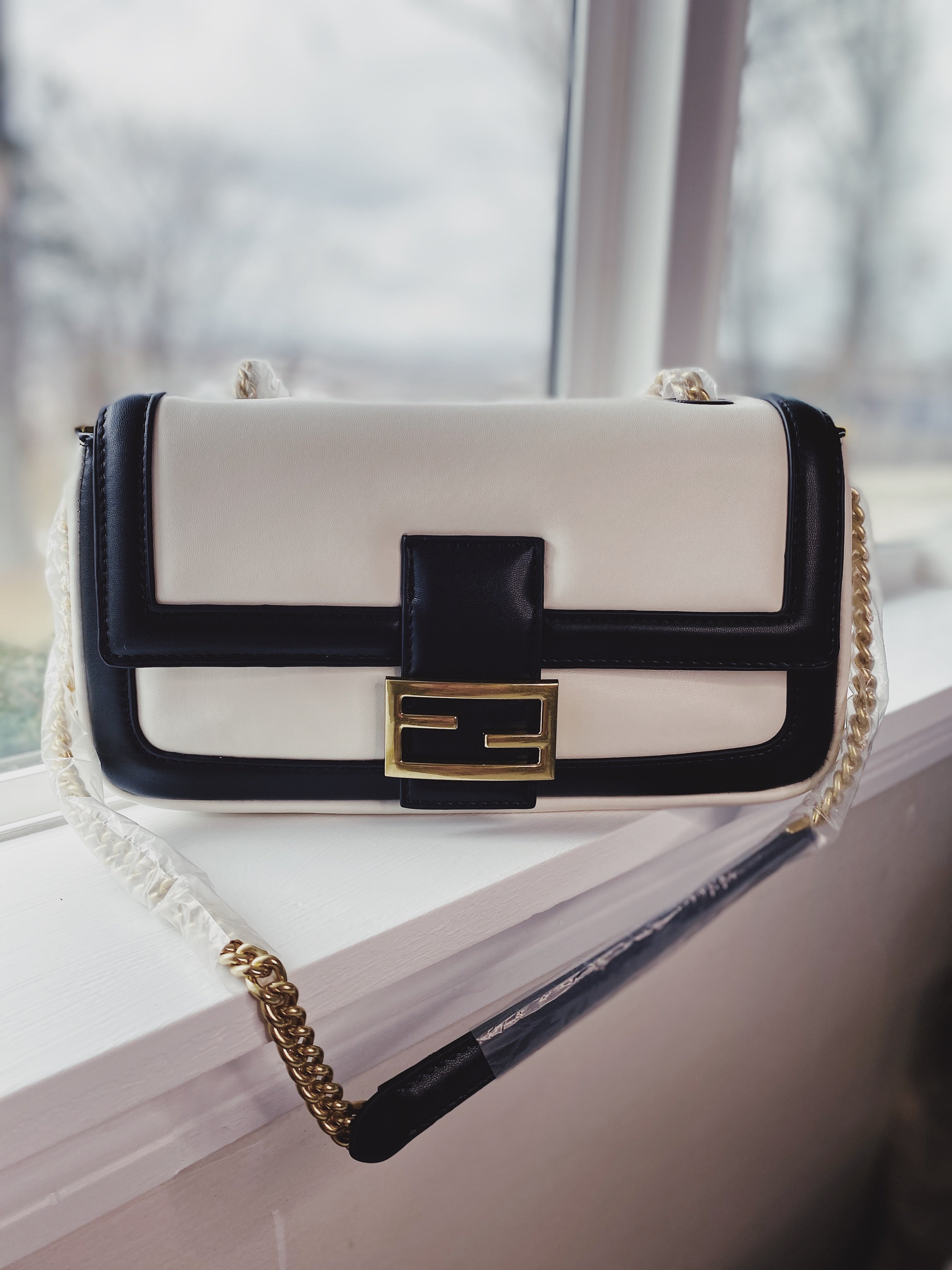 [TOP] FENDI White Baguette Shoulder Bag