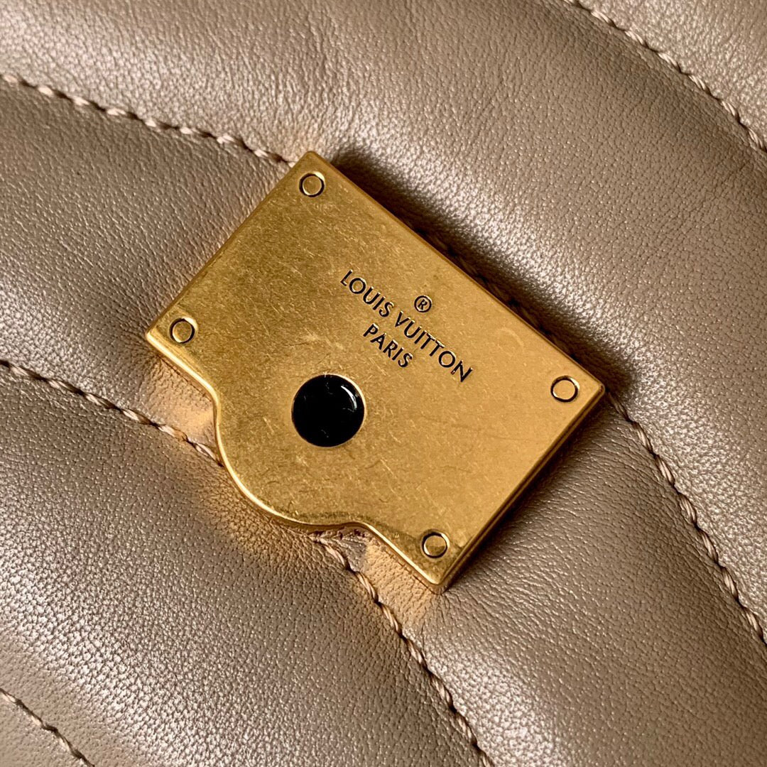 [TOP] Louis Vuitton LV £V New Wave Chain Bag 24×14×9CM- Beige