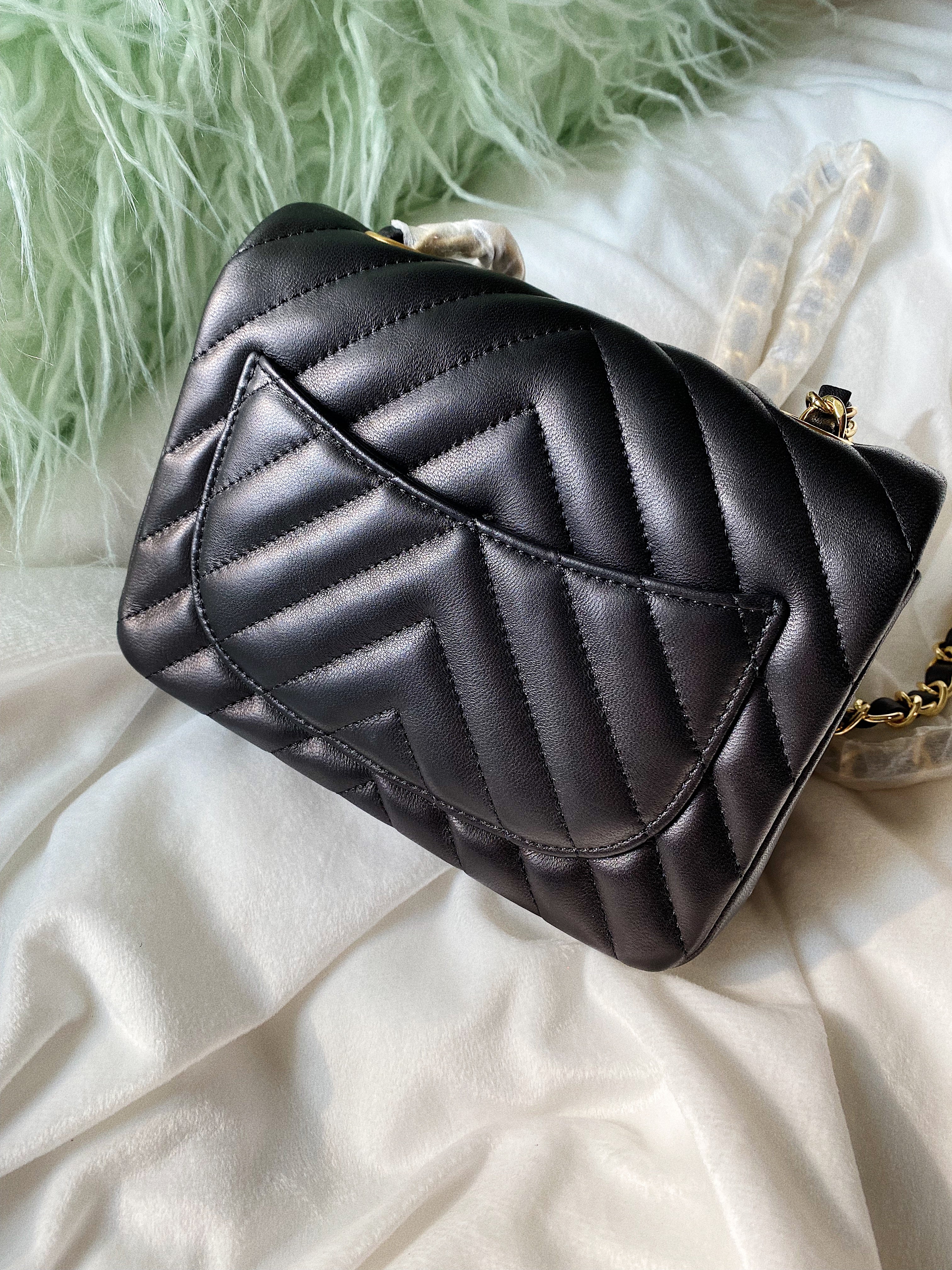 [TOP] CHANEL Classic Flap Bag Chevron Mini 20cm - Black