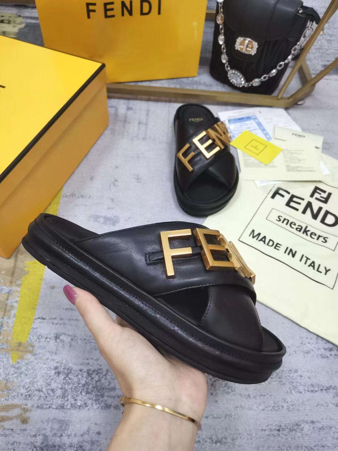 [TOP] FENDI Gold Logo sandals - Black