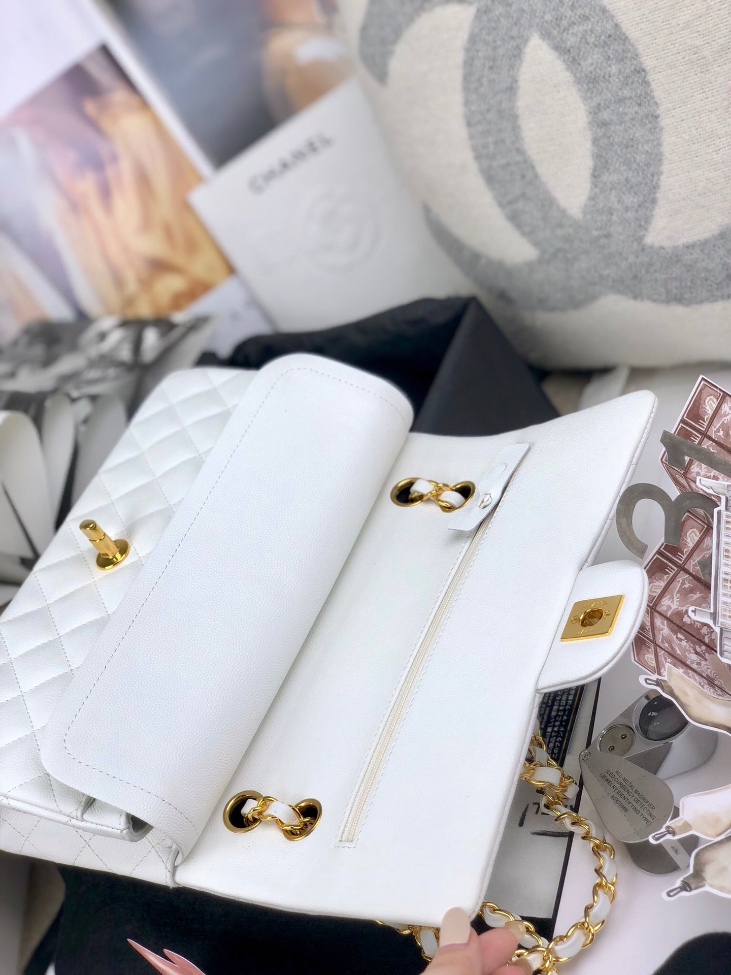 [TOP] CHANEL Classic Flap Bag Caviar Medium 25.5cm – White & GHW