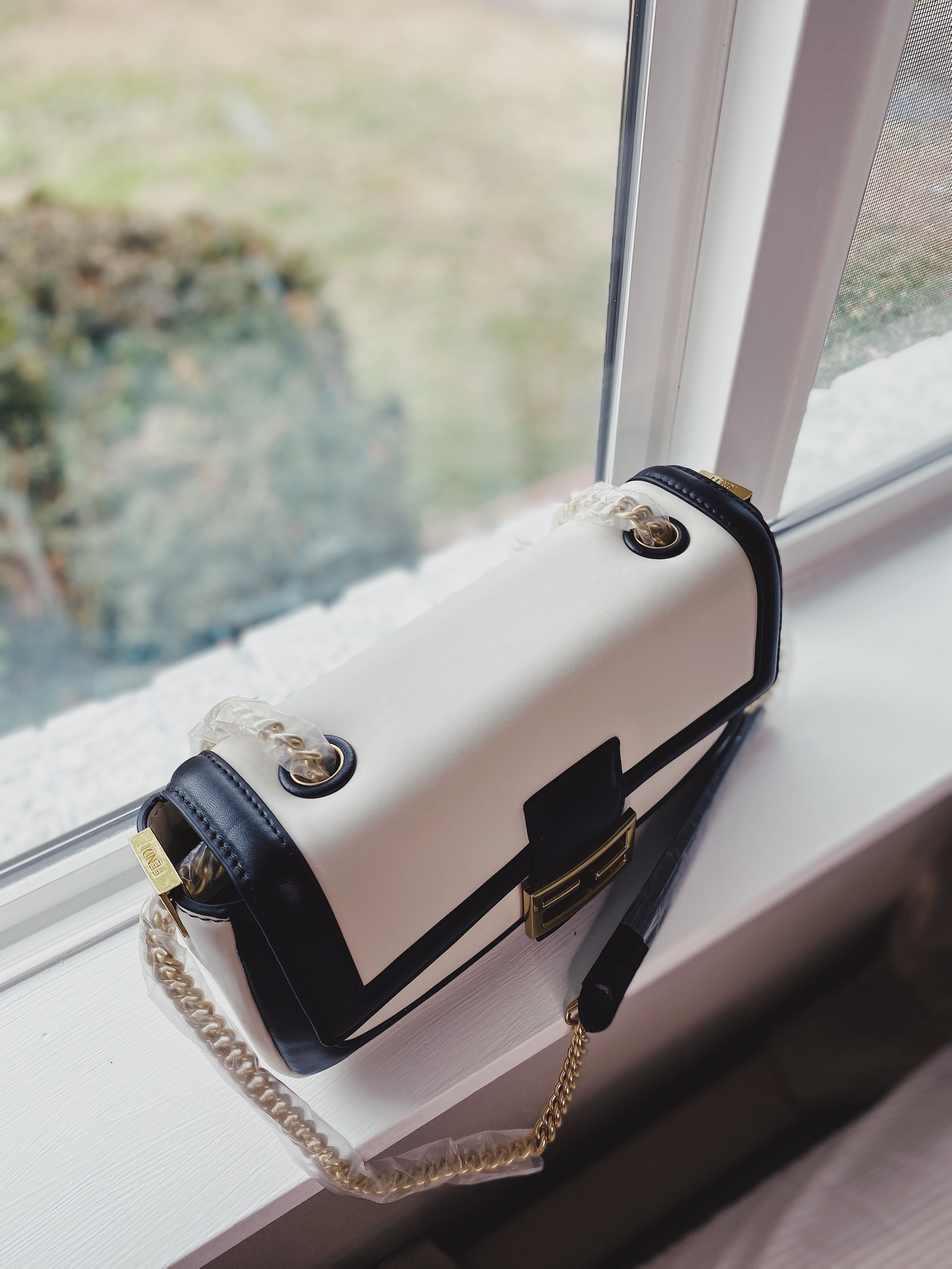 [TOP] FENDI White Baguette Shoulder Bag