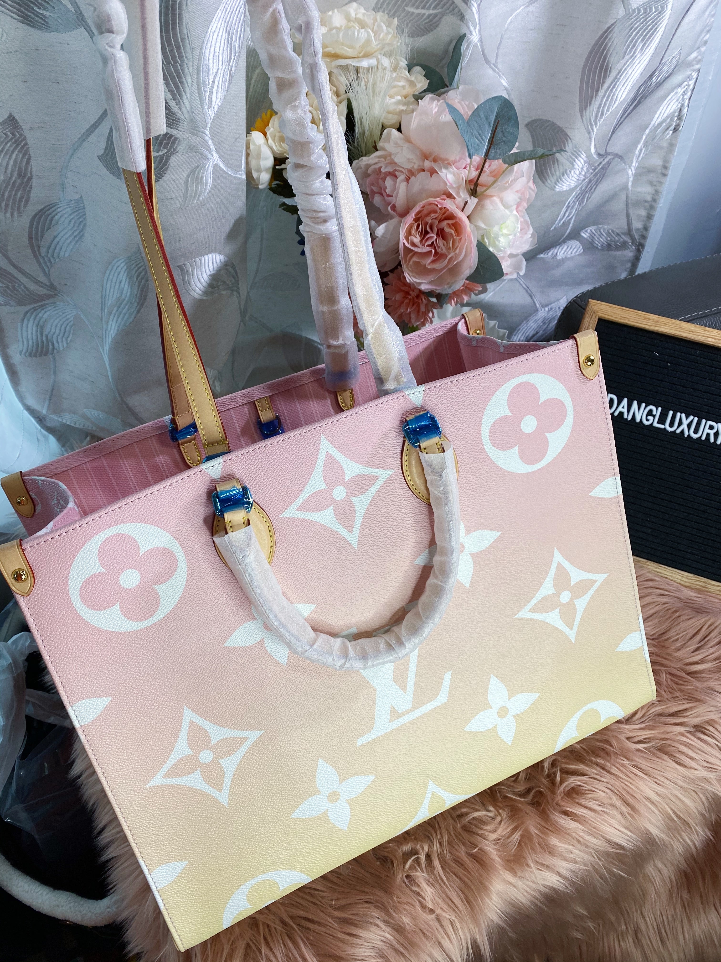 [TOP] Louis Vuitton LV On The Go GM By The Pool 41x34x19cm - Pink