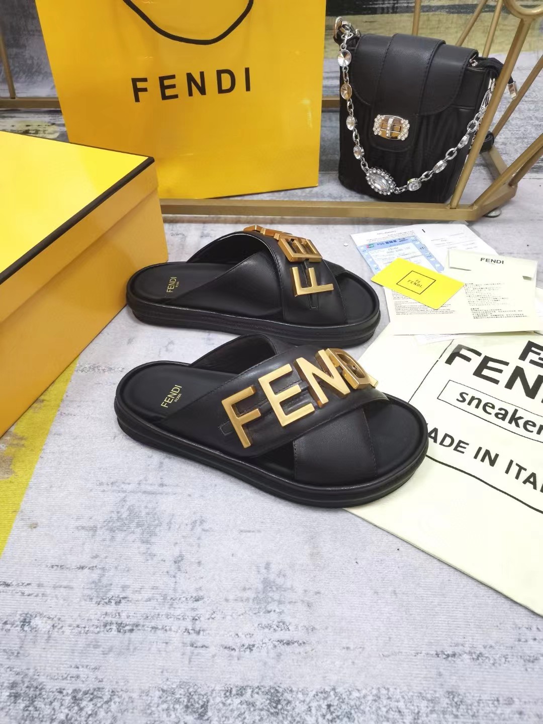 [TOP] FENDI Gold Logo sandals - Black